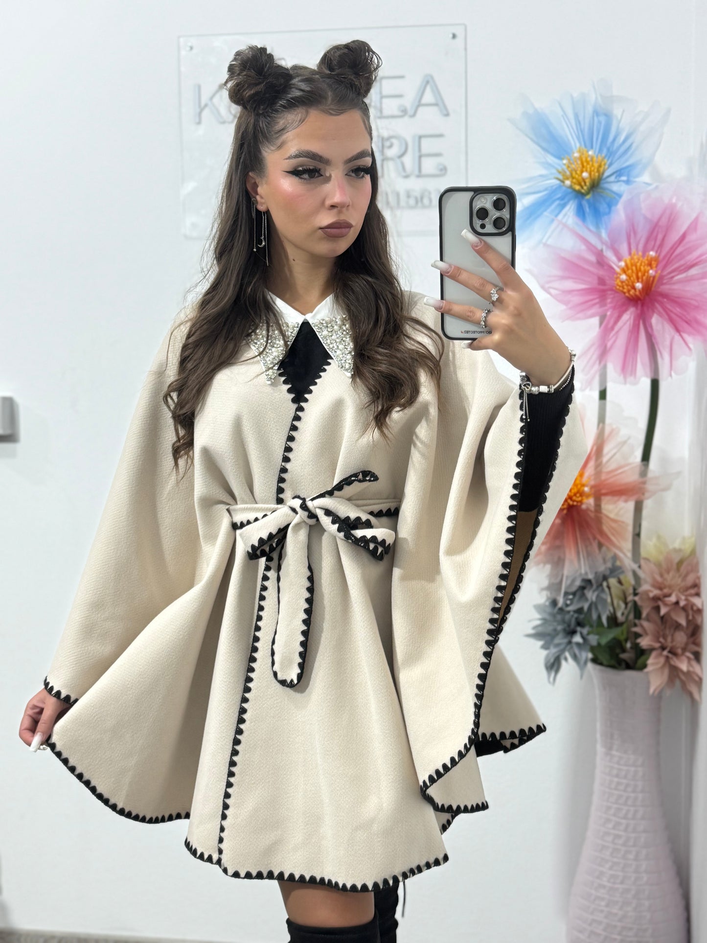 Capa bej cu detalii negre Anna