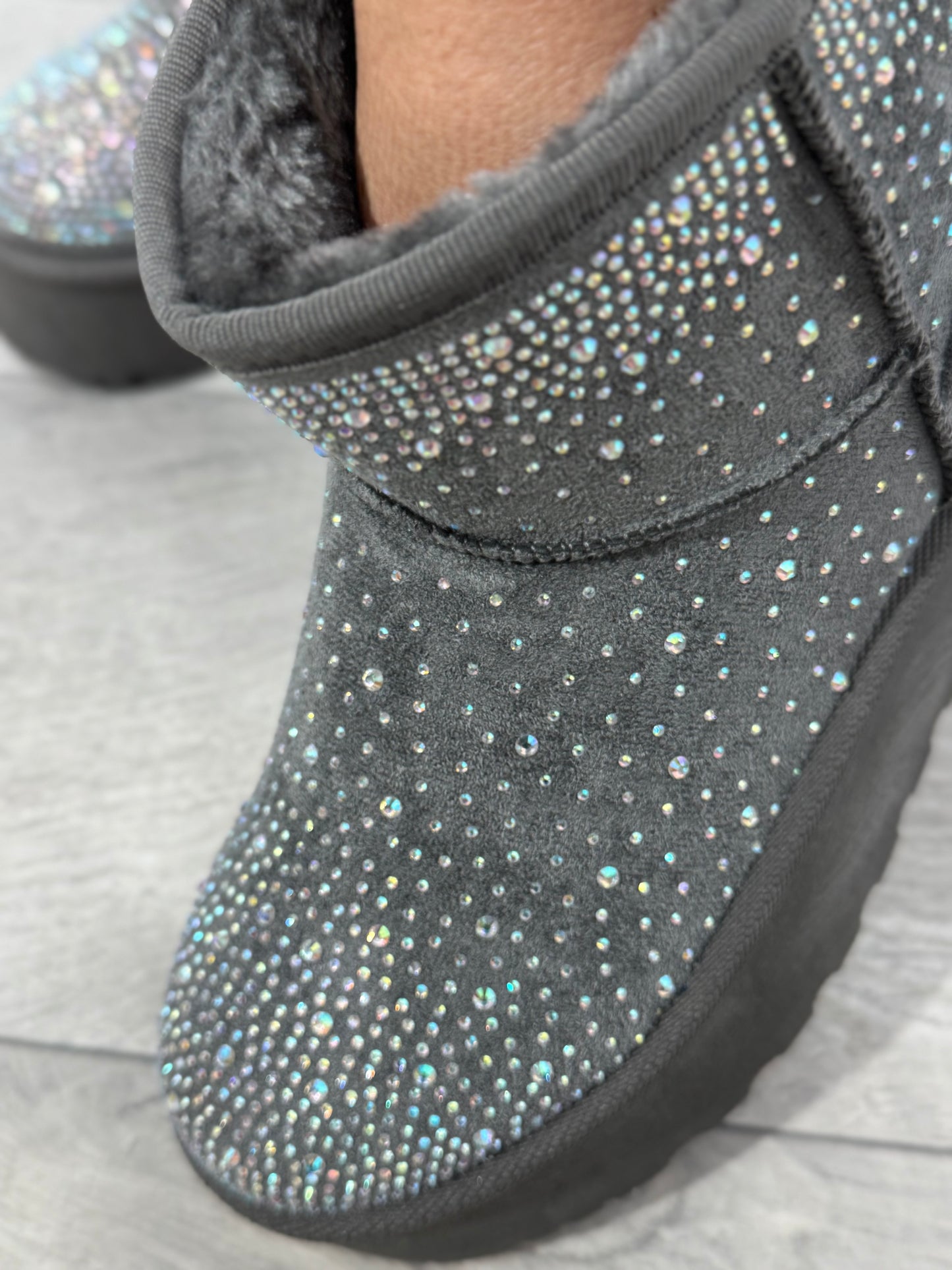 UGG cu talpa groasă și cristale ștanțate DEEA