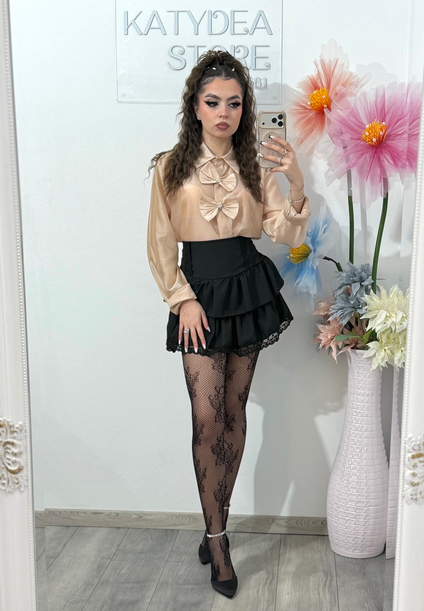 Cămașă elegantă bej satinată, cu funde decorative – stil feminin și rafinat