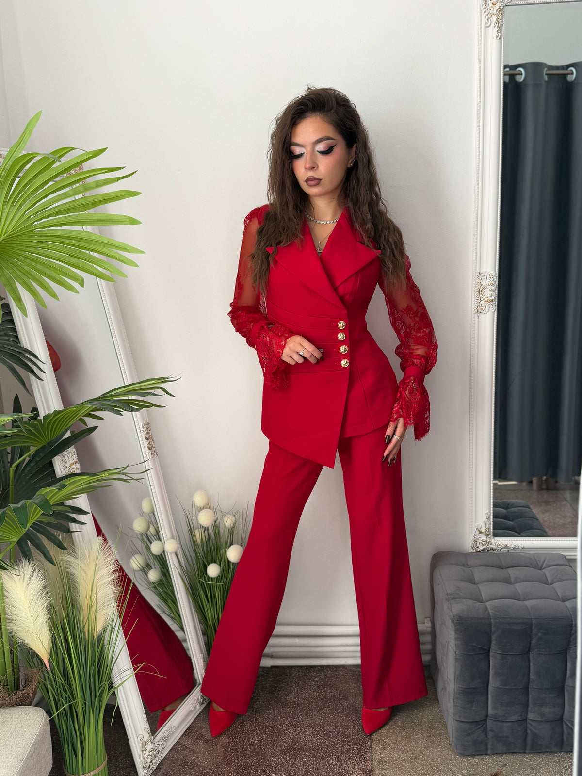 Costum elegant cu mânecă dantelată roșu