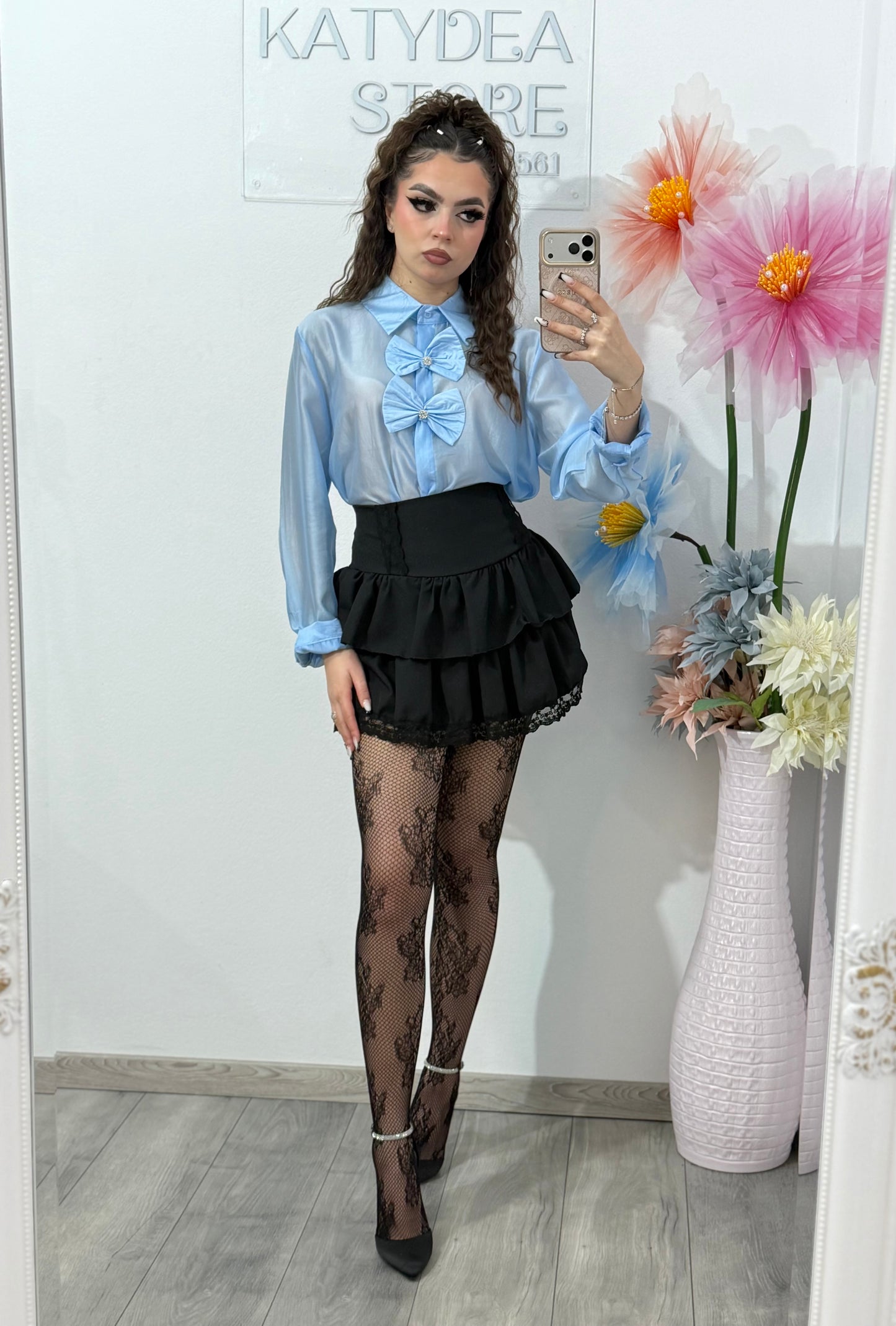 Cămașă elegantă bleu satinată, cu funde decorative – stil feminin și rafinat