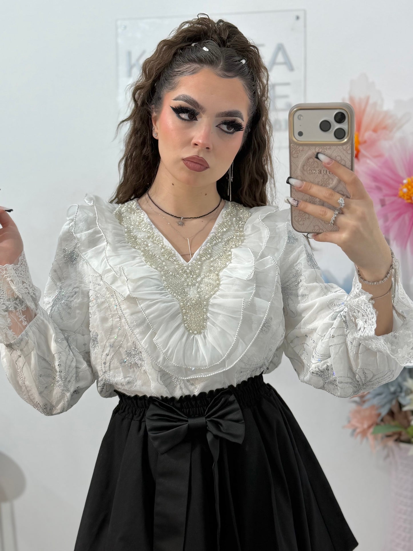 Cămașă elegantă albă , cu broderie și volane – ideală pentru ținute rafinate