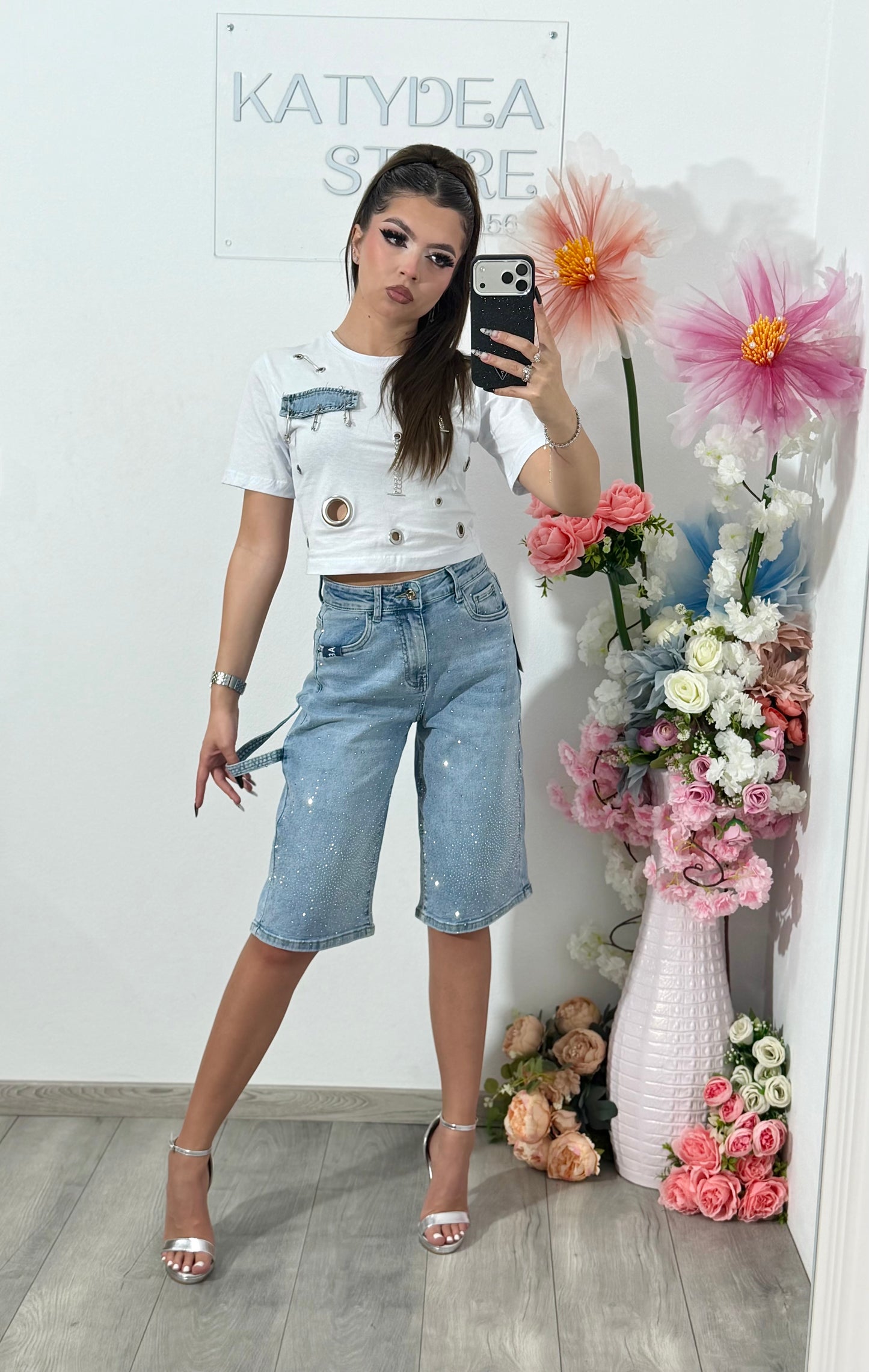 Tricou crop cu denim & lănțișoare alb