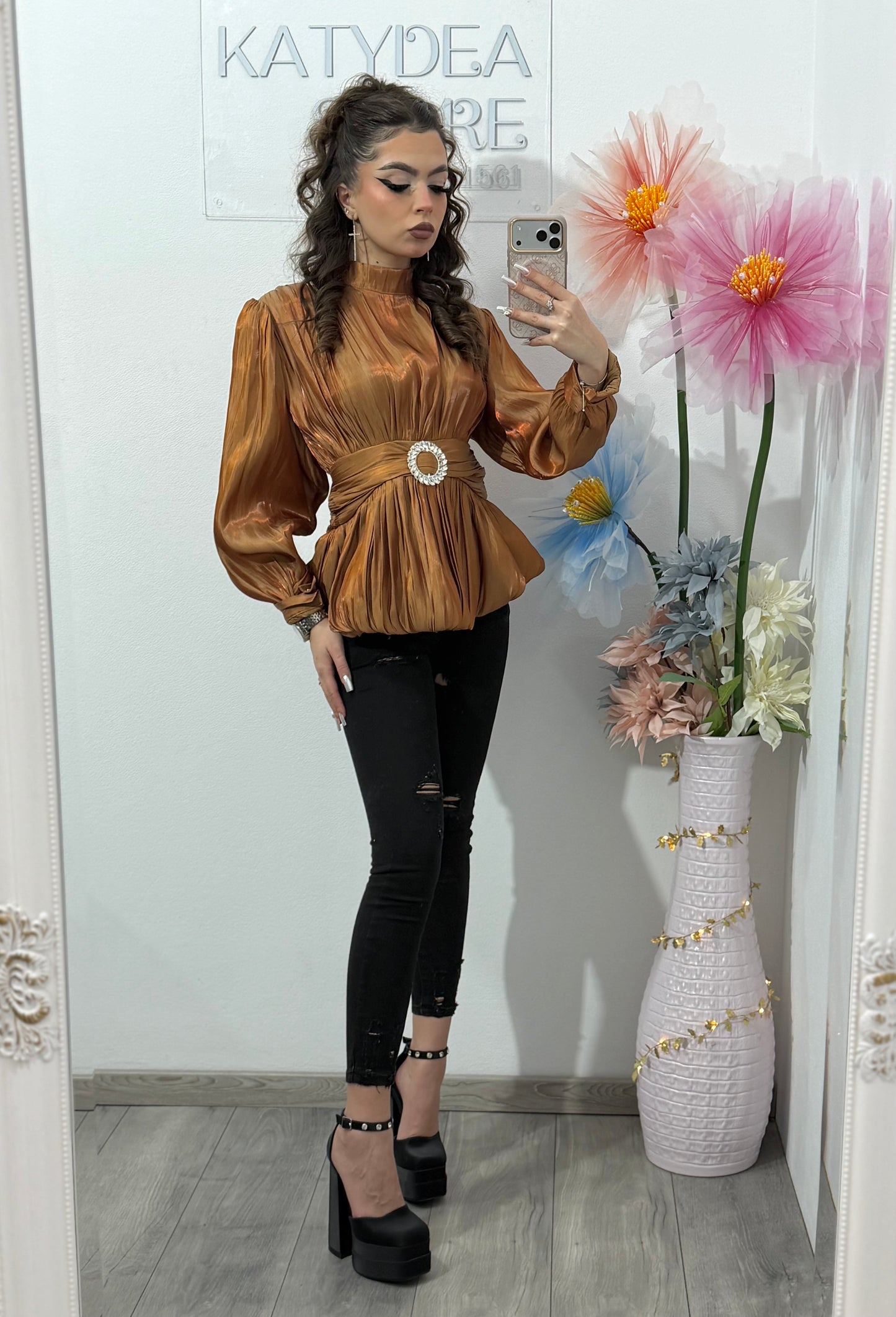 Cămașă elegantă din satin pentru femei, cu mâneci lungi și talie marcată BROWN