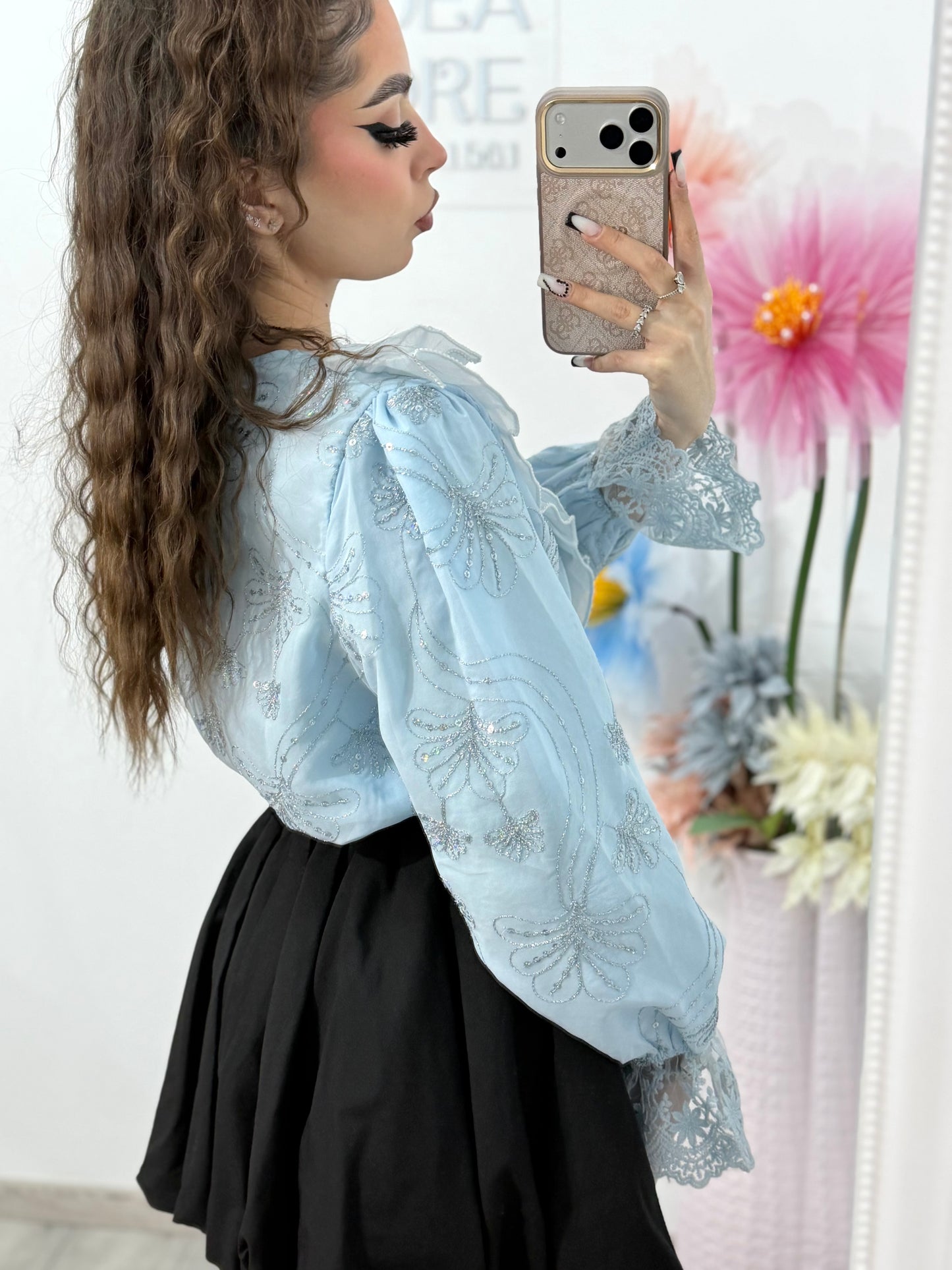 Cămașă elegantă bleu ciel, cu broderie și volane – ideală pentru ținute rafinate