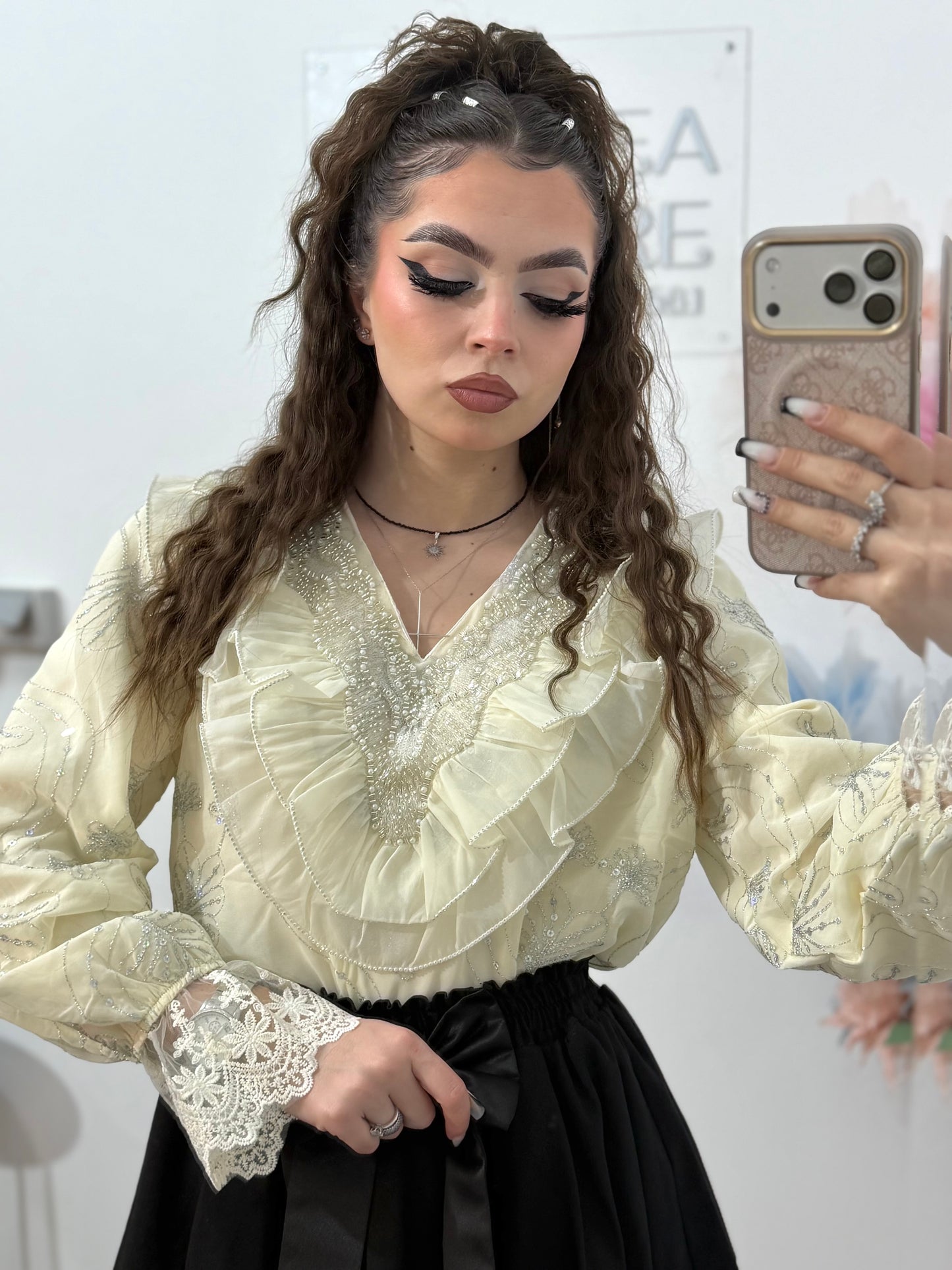 Cămașă elegantă bej, cu broderie și volane – ideală pentru ținute rafinate