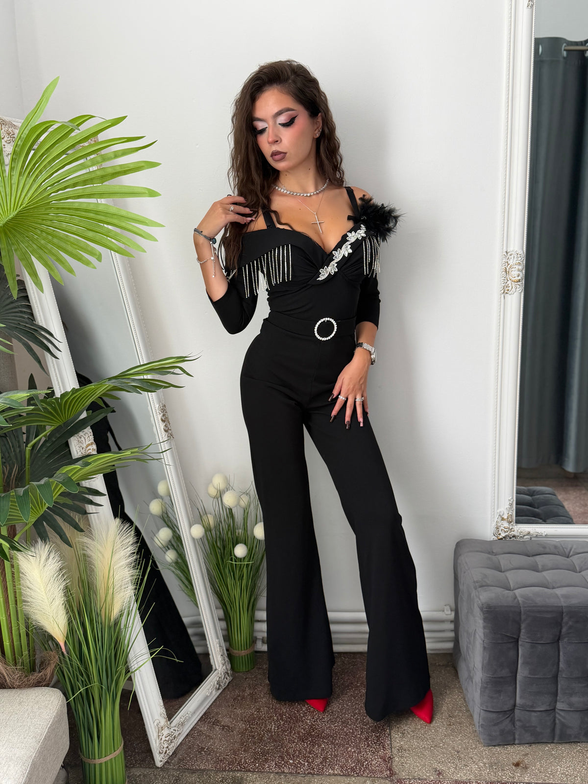 Salopetă elegantă cu accesorii argintii neagra