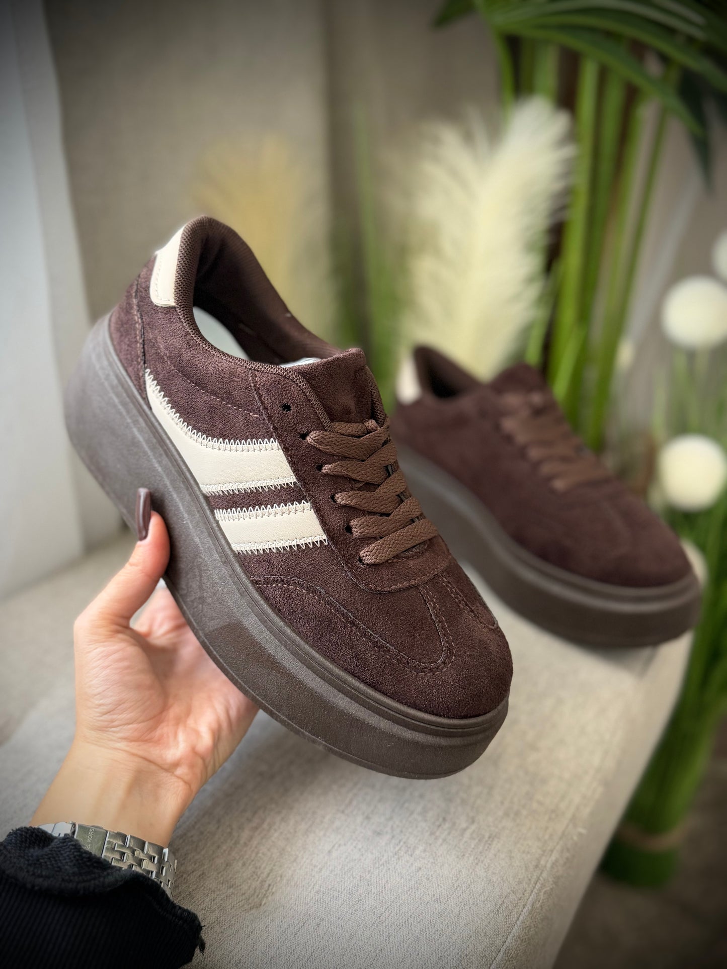 Adidași maro cu inserții crem și talpă groasă