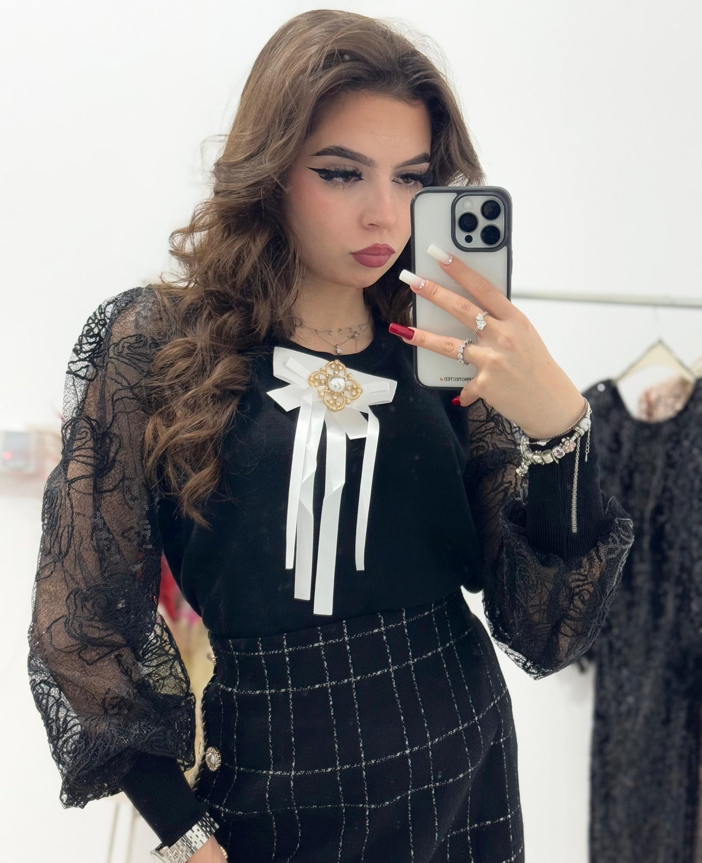 Bluza neagra eleganta cu brosa