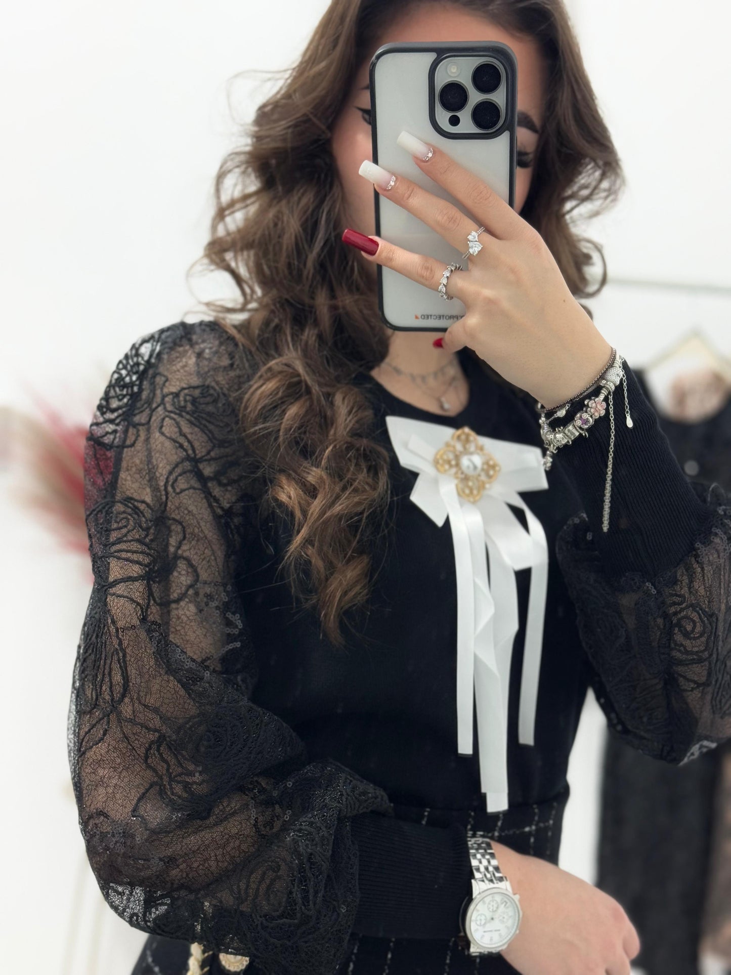 Bluza neagra eleganta cu brosa