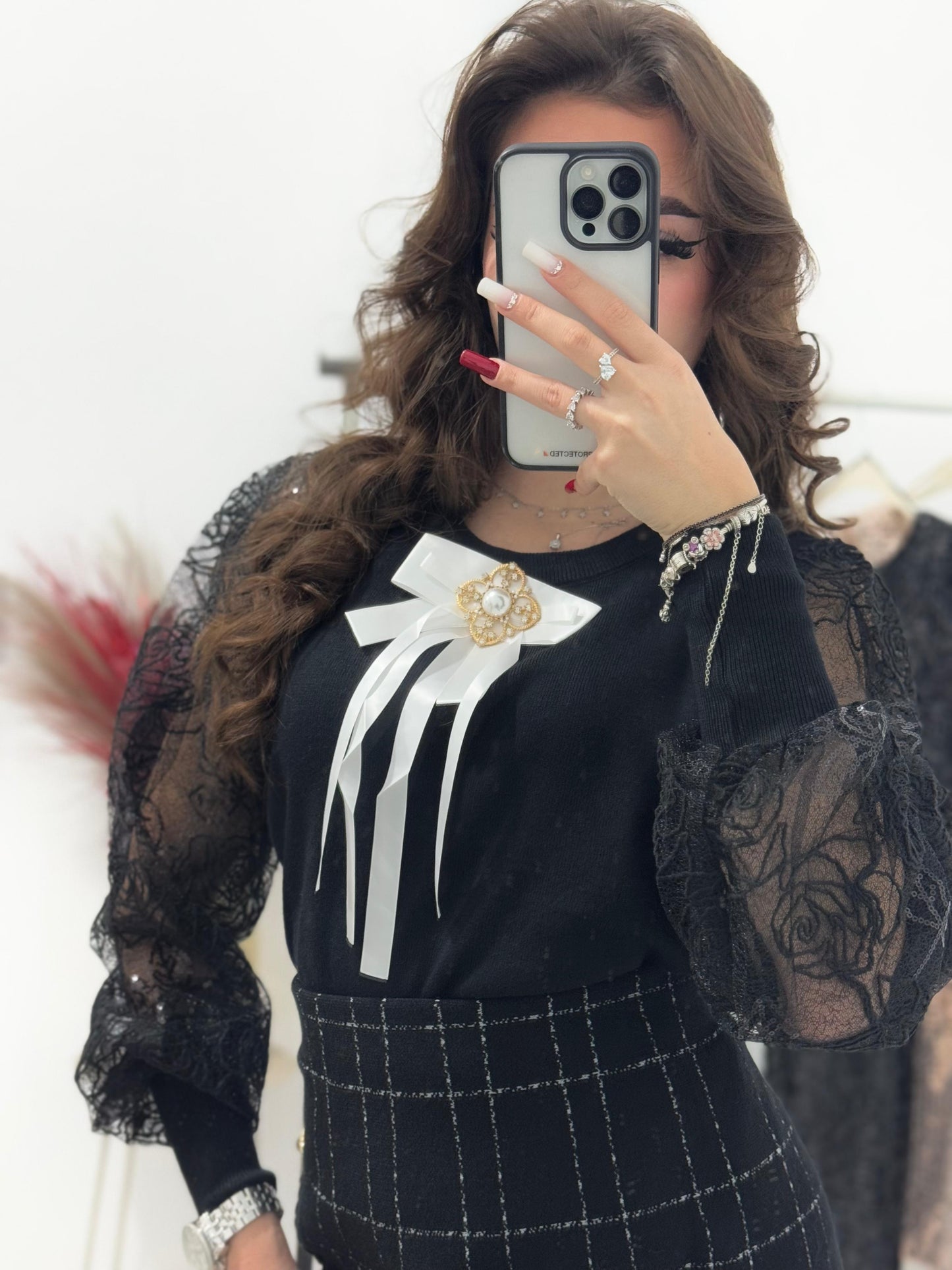 Bluza neagra eleganta cu brosa
