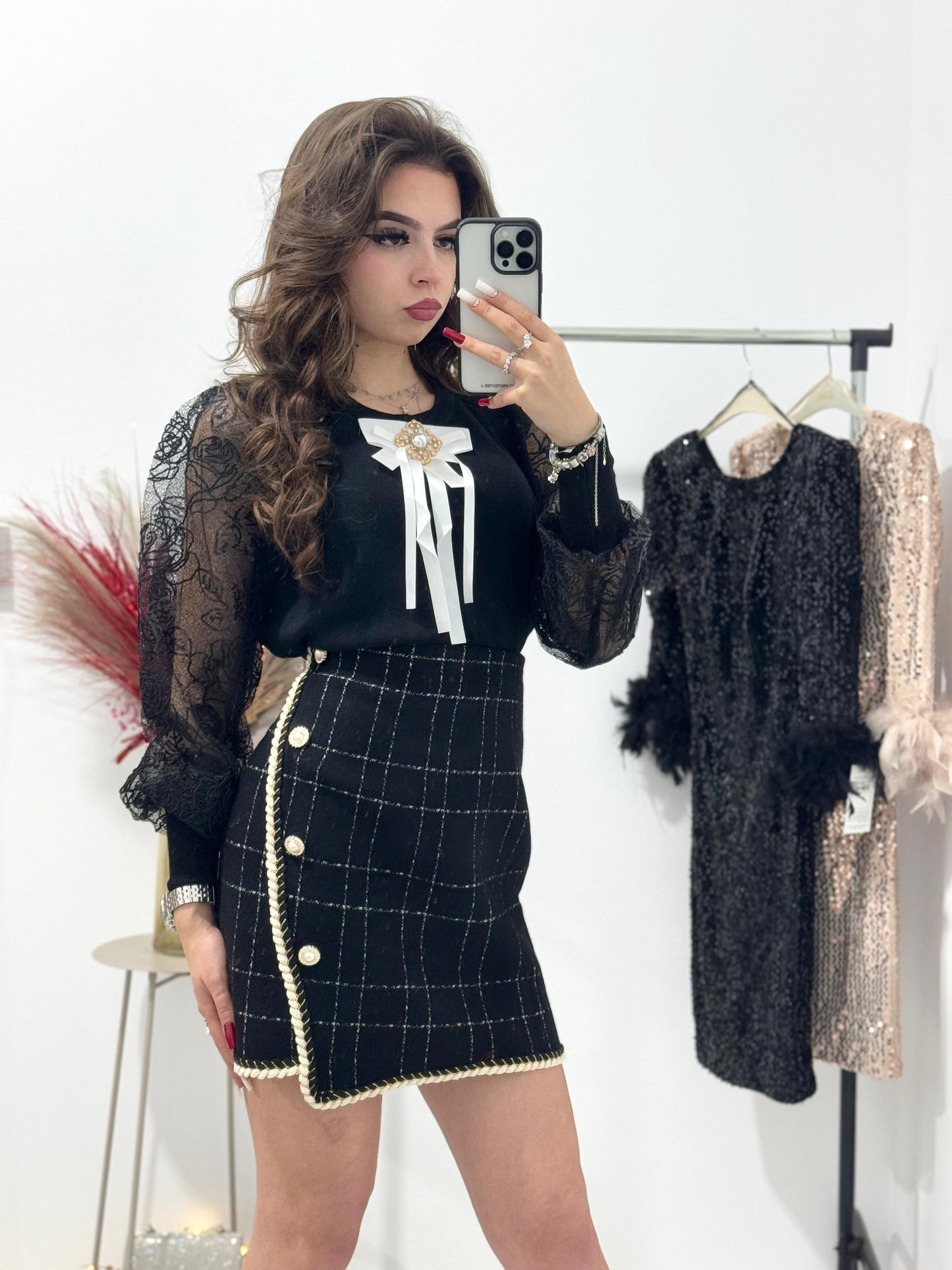 Bluza neagra eleganta cu brosa