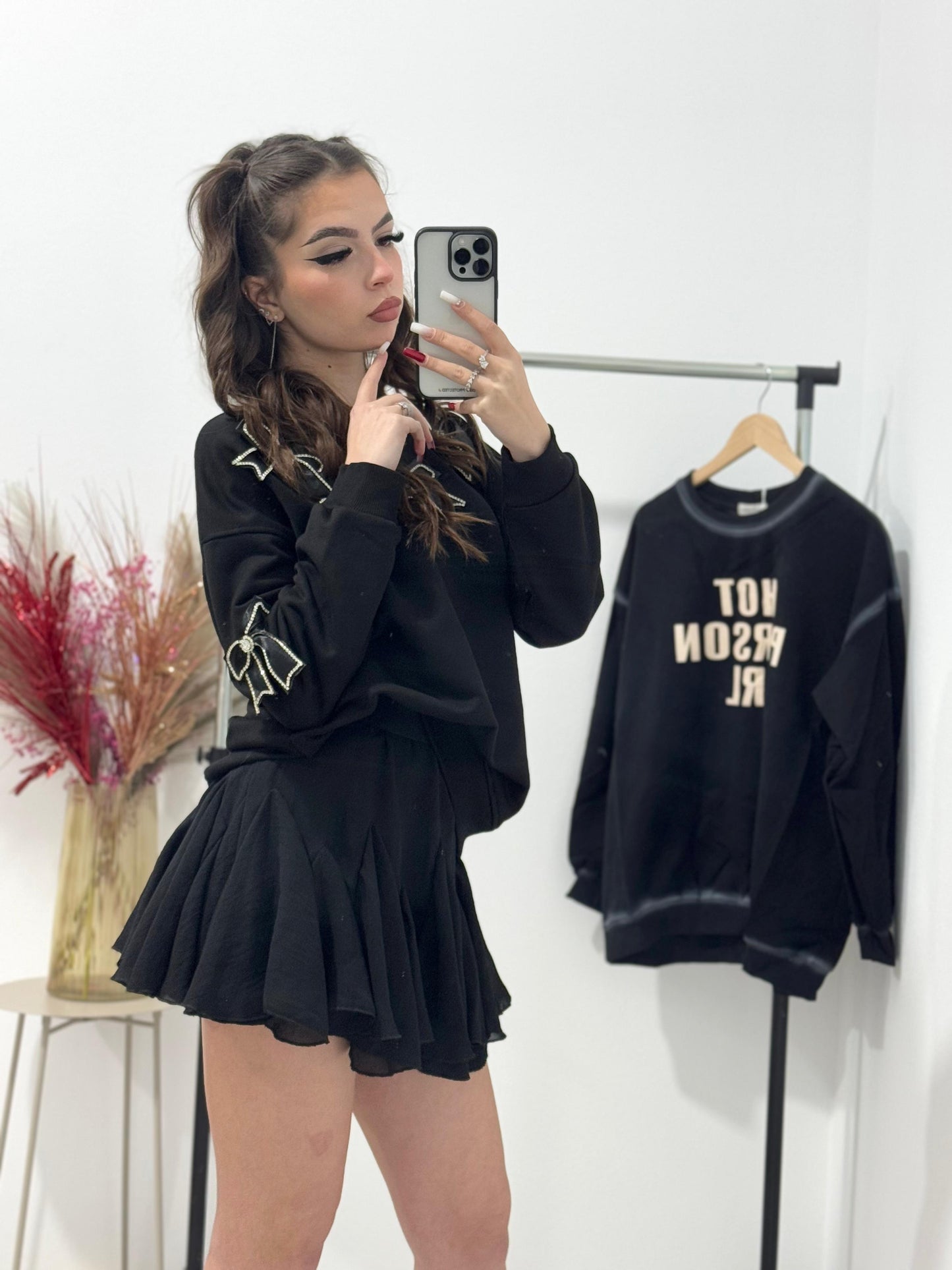 Bluza neagra cu fundițe aplicate