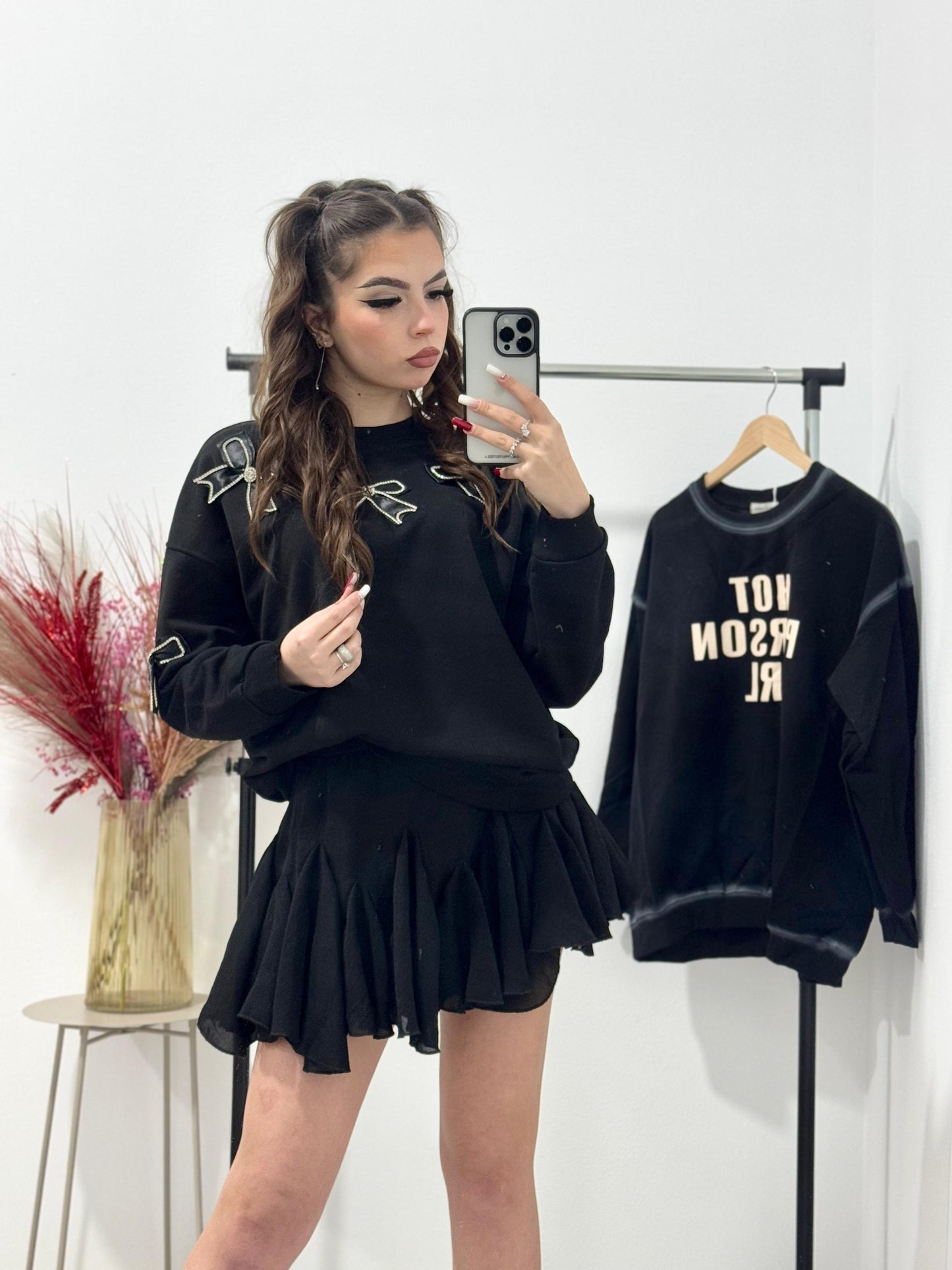 Bluza neagra cu fundițe aplicate