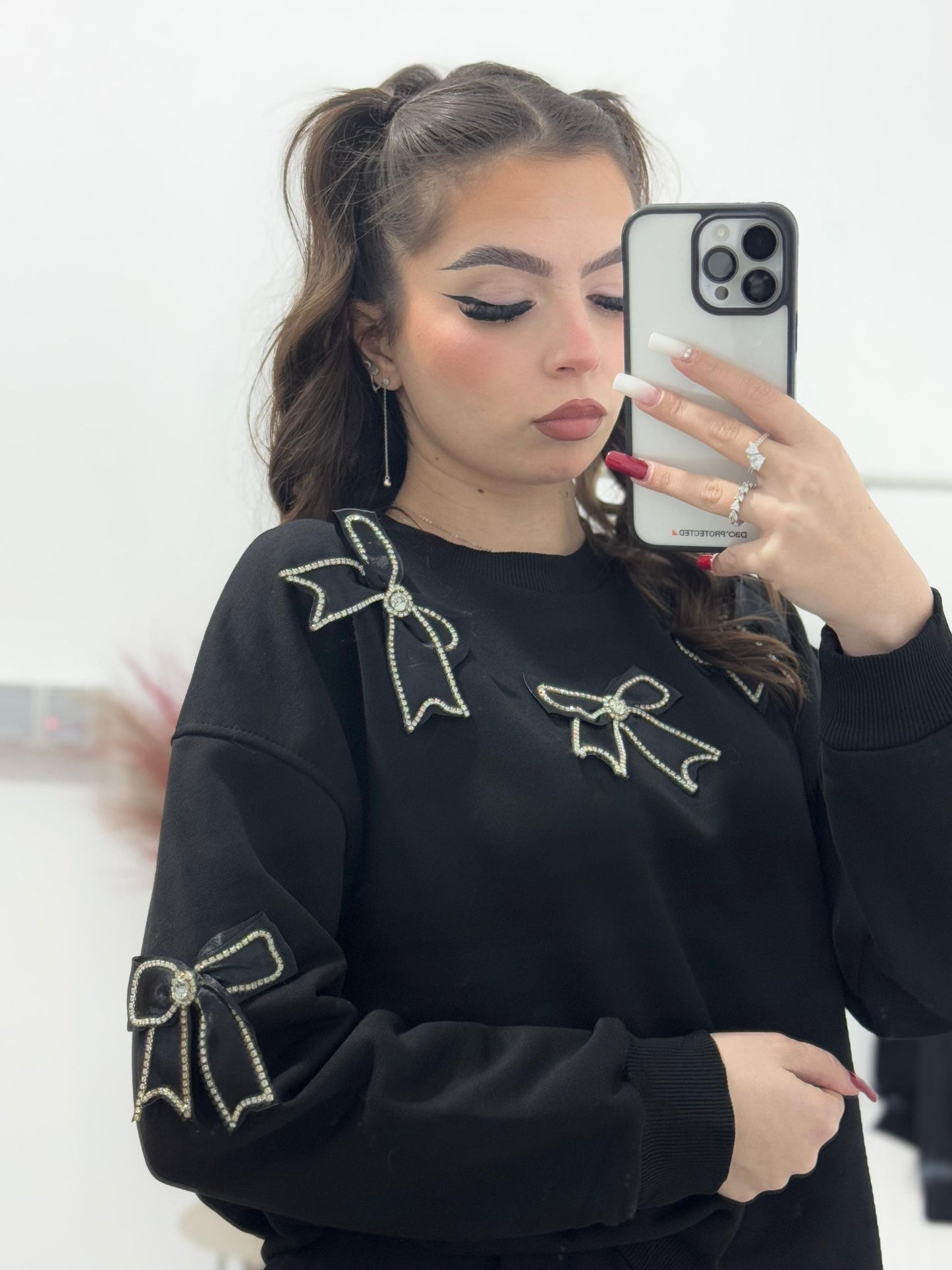 Bluza neagra cu fundițe aplicate
