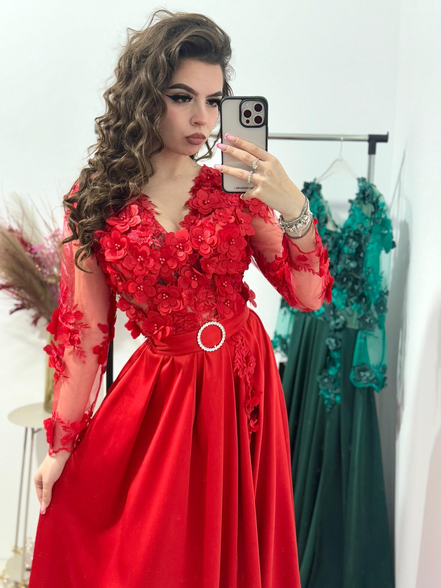 Rochie lunga rosie Adelinne cu dantela 3D