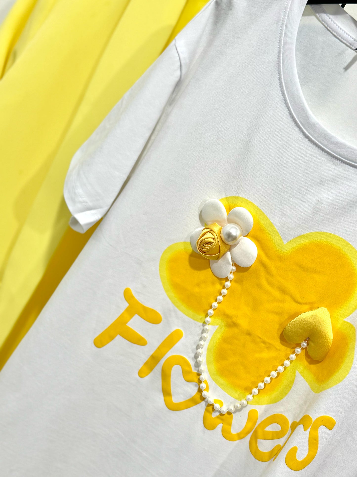 Tricou cu floare galbena Paula