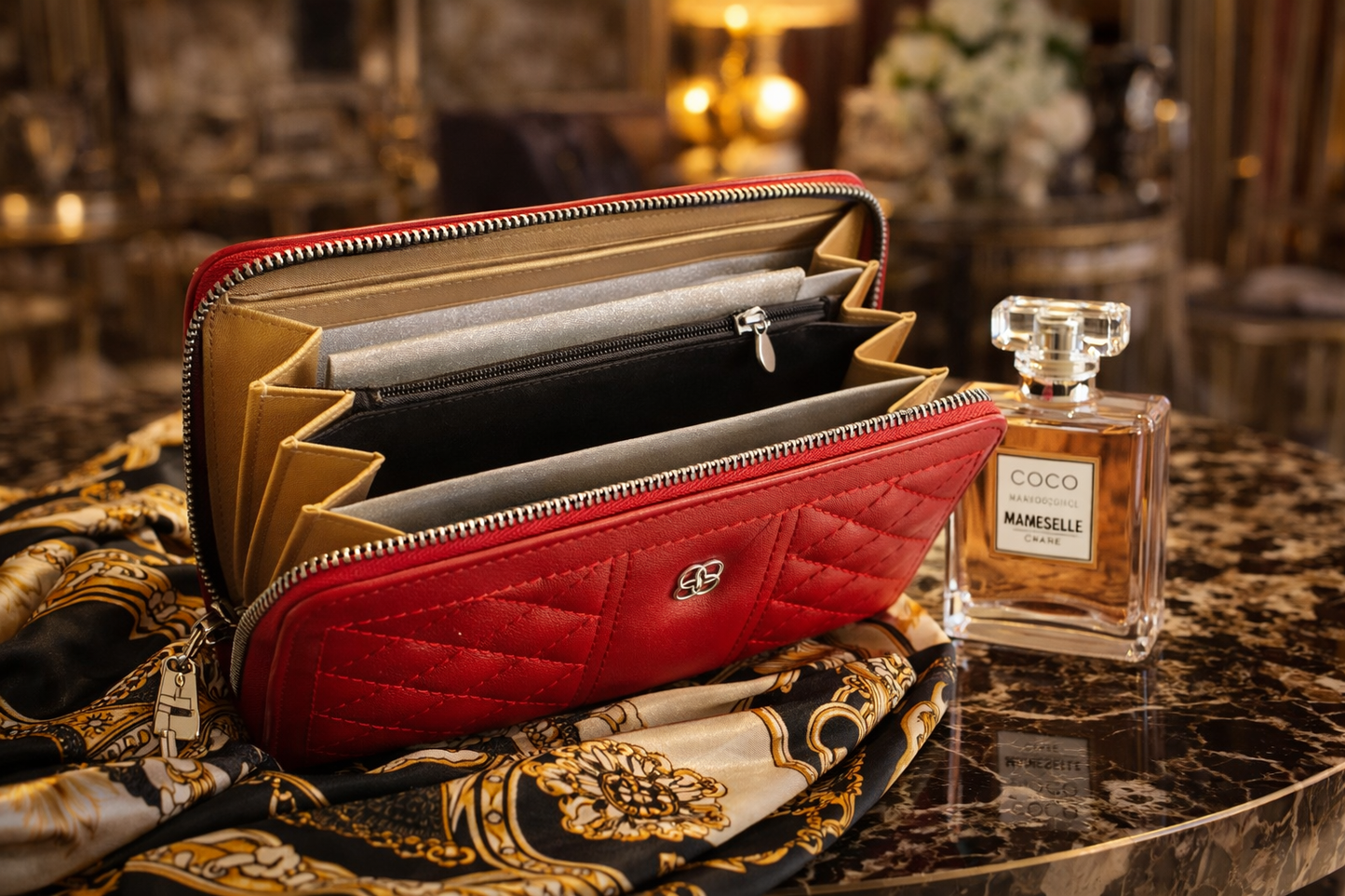 Portofel elegant realizat din piele ecologică de calitate Maria