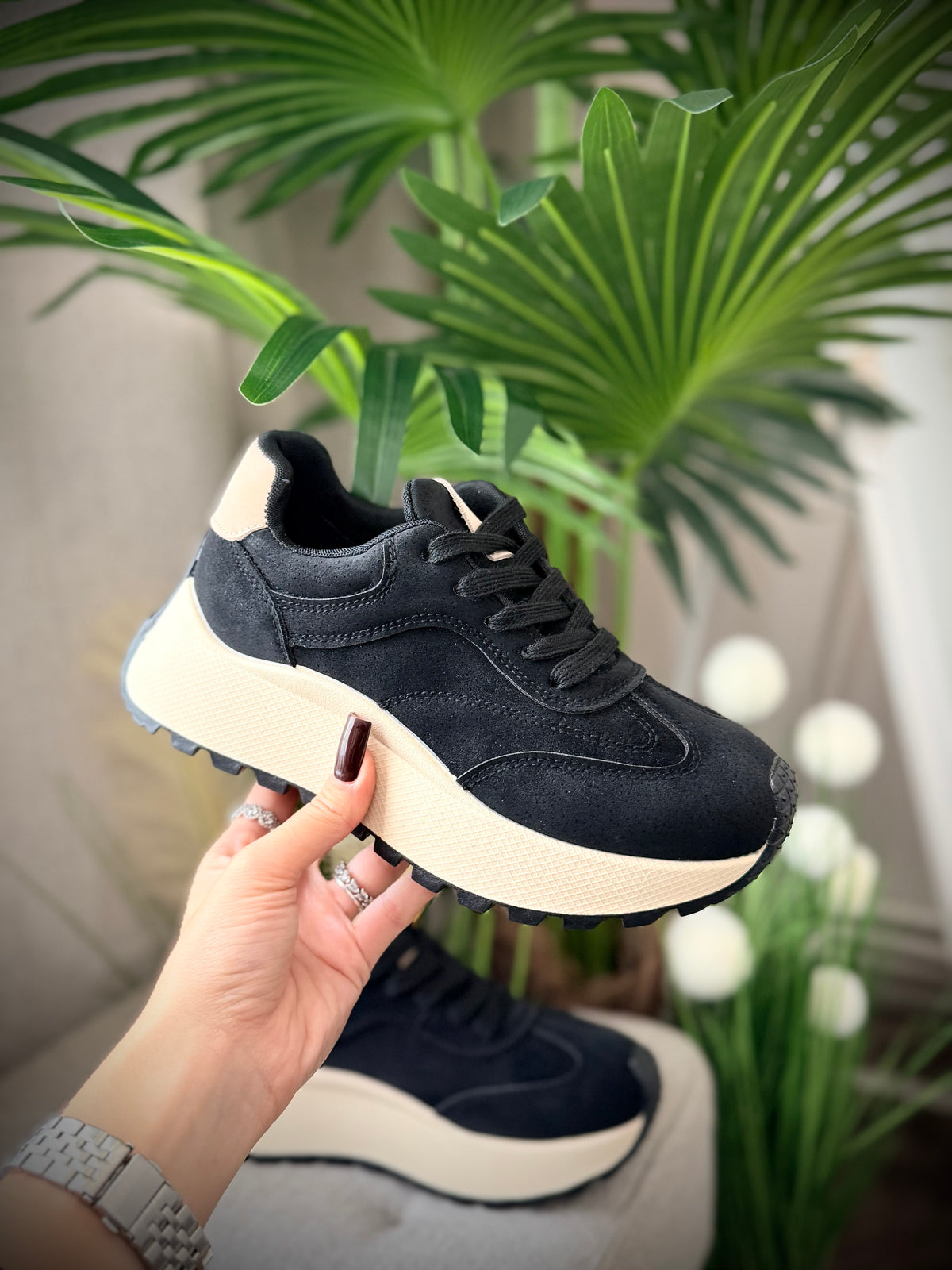 Adidași negri cu talpă crem