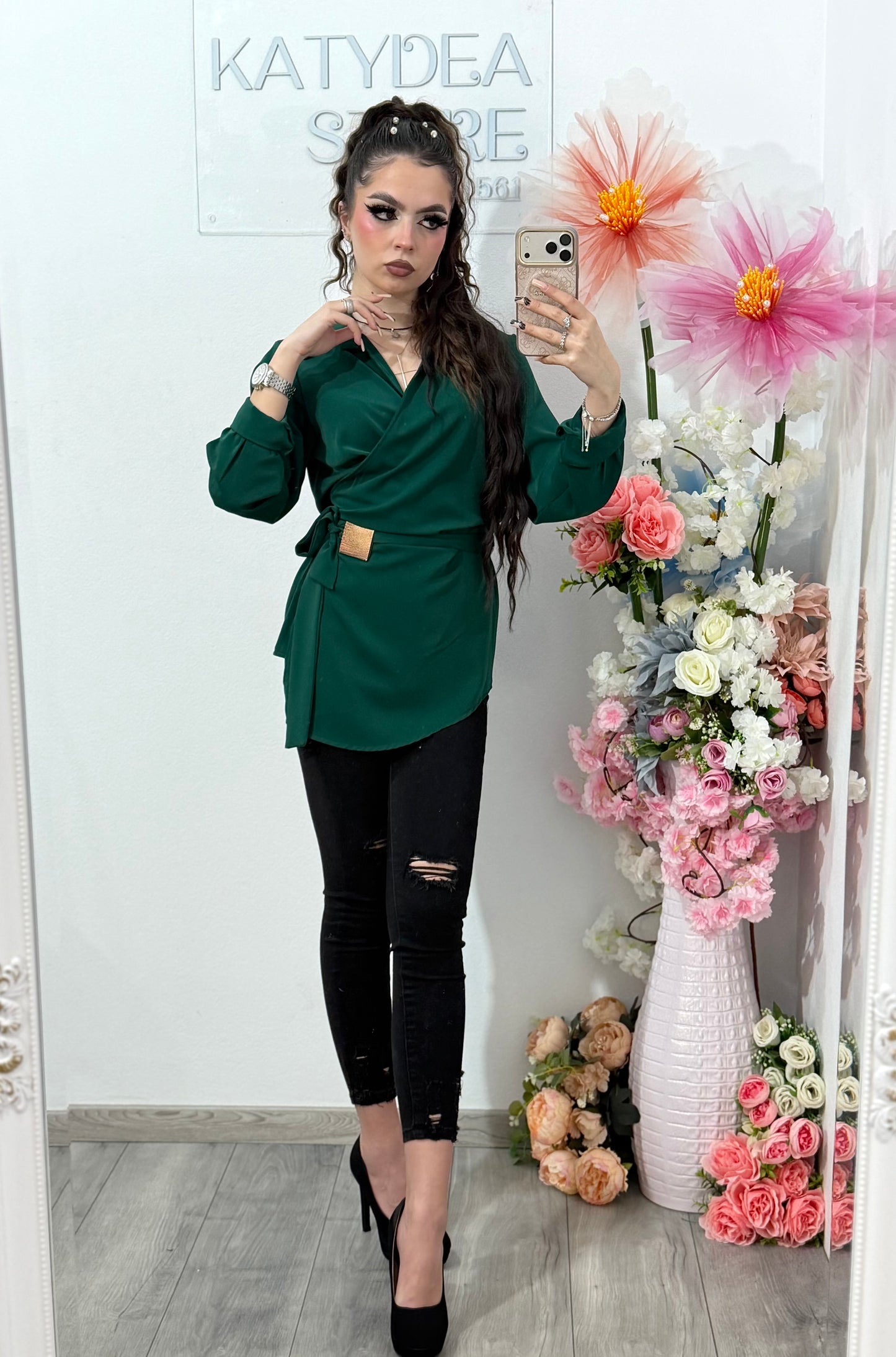 Bluză elegantă damă cu design petrecut și detaliu metalic în talie