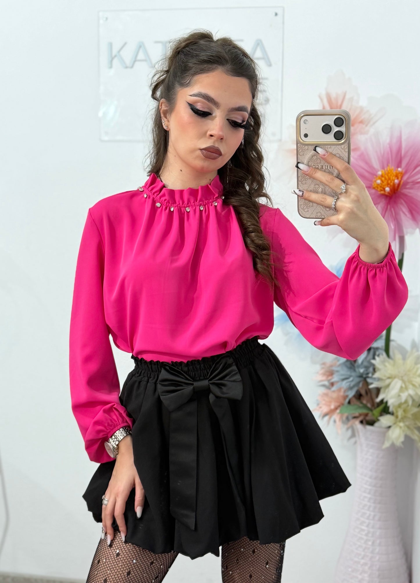 Bluză elegantă damă  cu guler înalt decorat cu aplicații și mâneci bufante