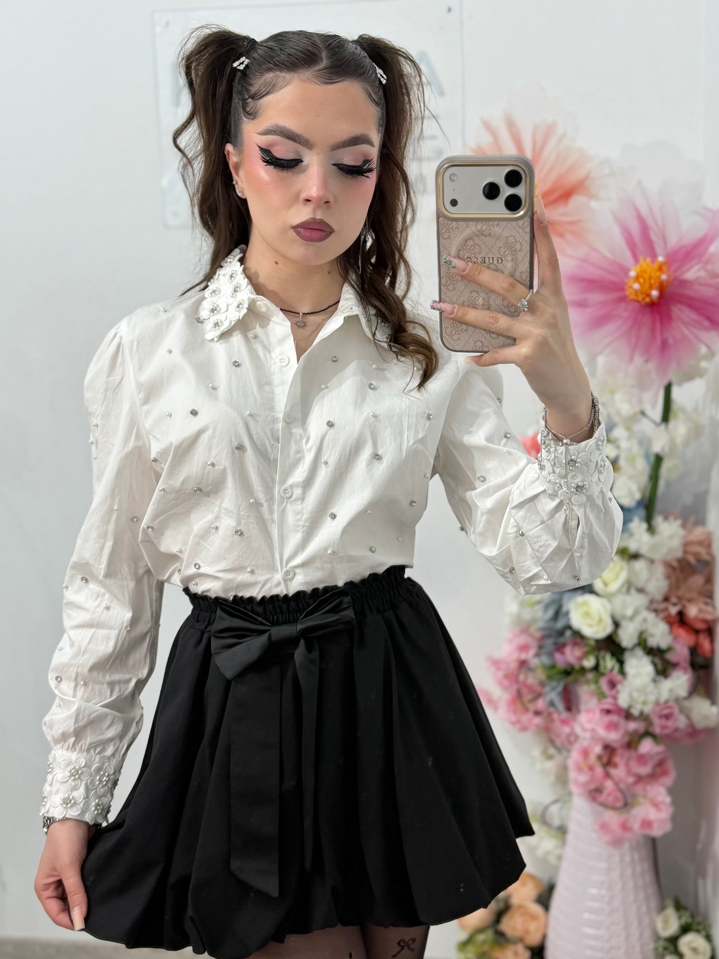 Cămașă elegantă cu floricele 3D și cristale albă