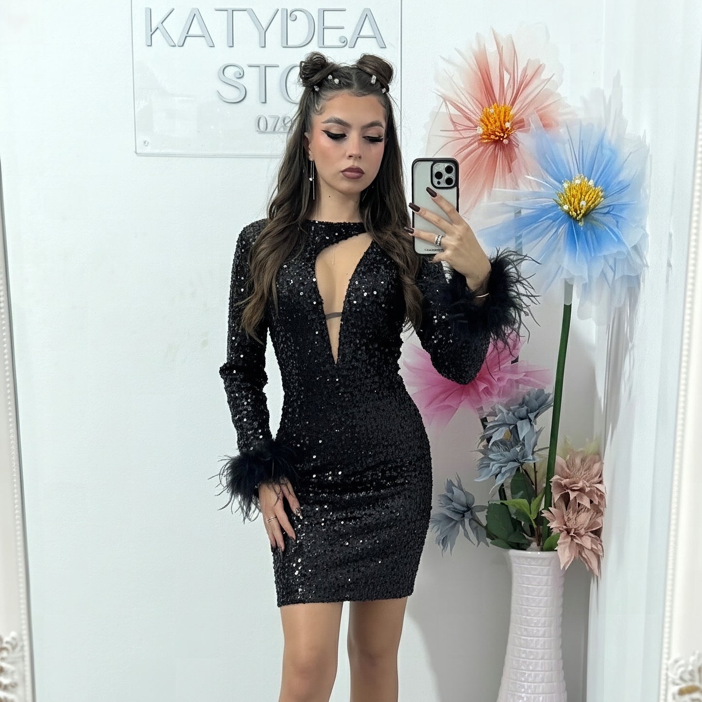 Rochie de seară scurtă cu pene și paiete – eleganță și rafinament NEAGRA