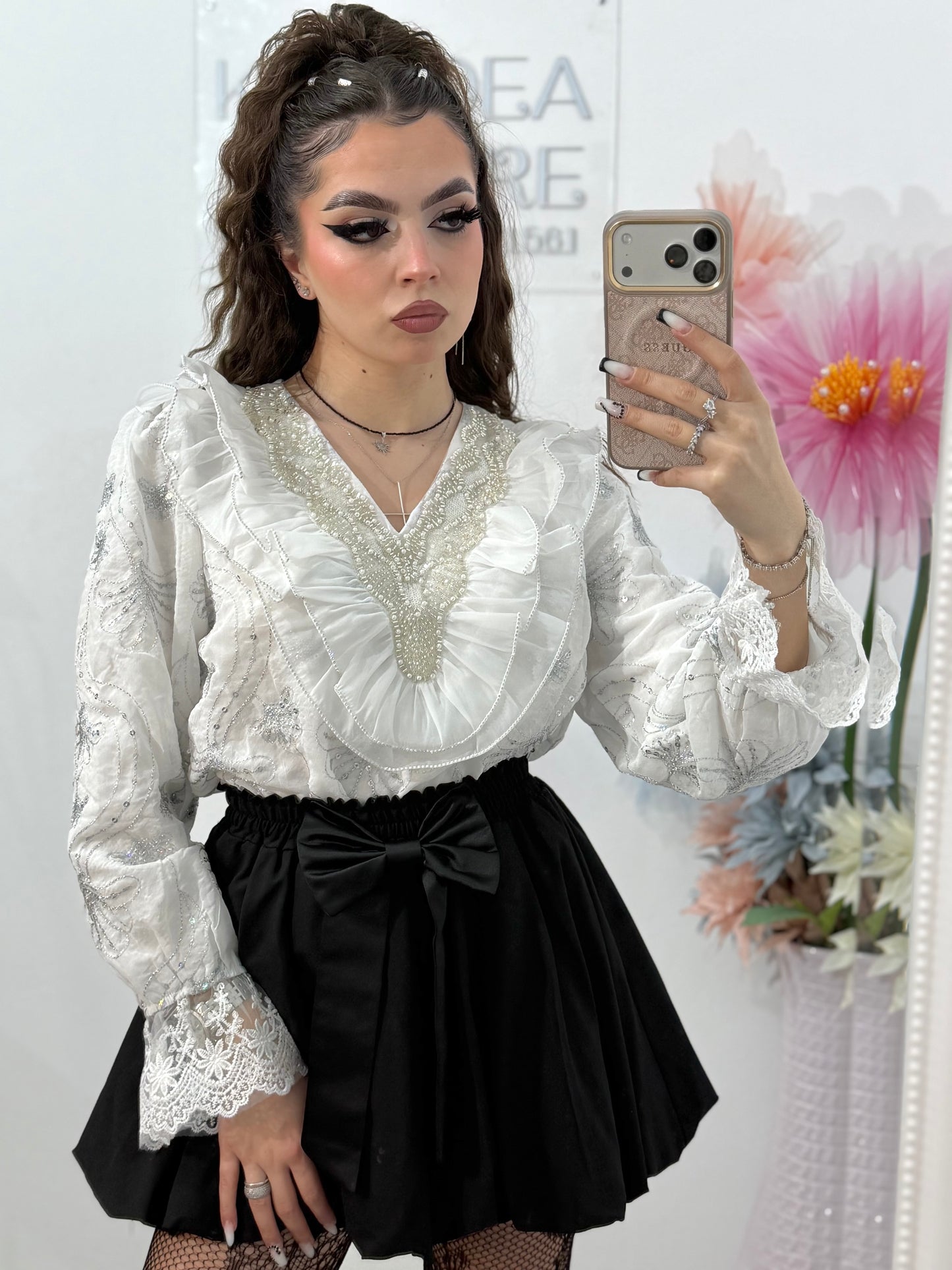 Cămașă elegantă albă  , cu broderie și volane – ideală pentru ținute rafinate