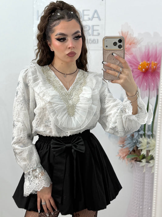 Cămașă elegantă albă  , cu broderie și volane – ideală pentru ținute rafinate