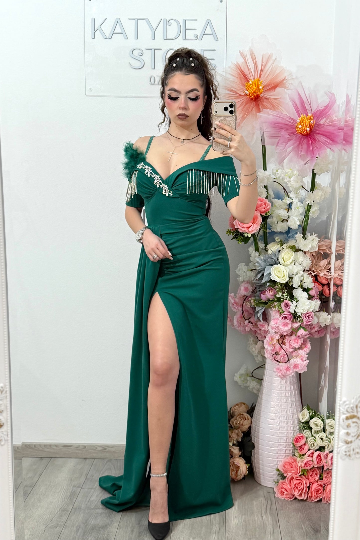 Rochie elegantă off-shoulder cu slit și detalii luxury verde