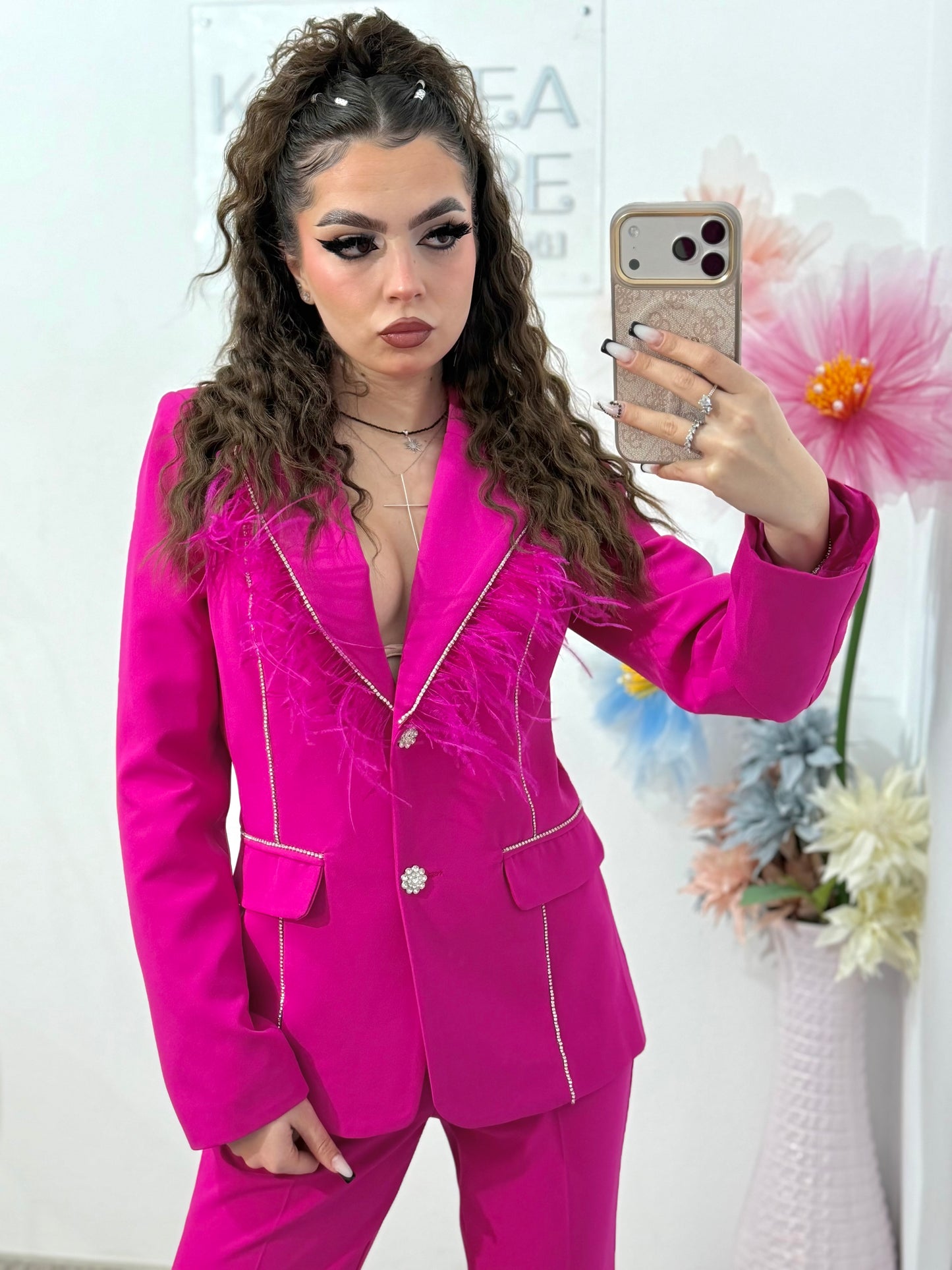 Costum elegant cu cristale și pene fucsia Carina
