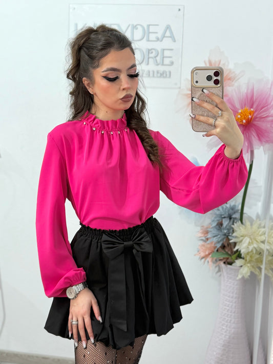 Bluză elegantă damă  cu guler înalt decorat cu aplicații și mâneci bufante