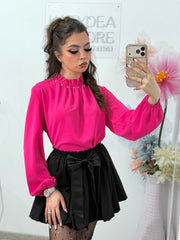 Bluză elegantă damă  cu guler înalt decorat cu aplicații și mâneci bufante