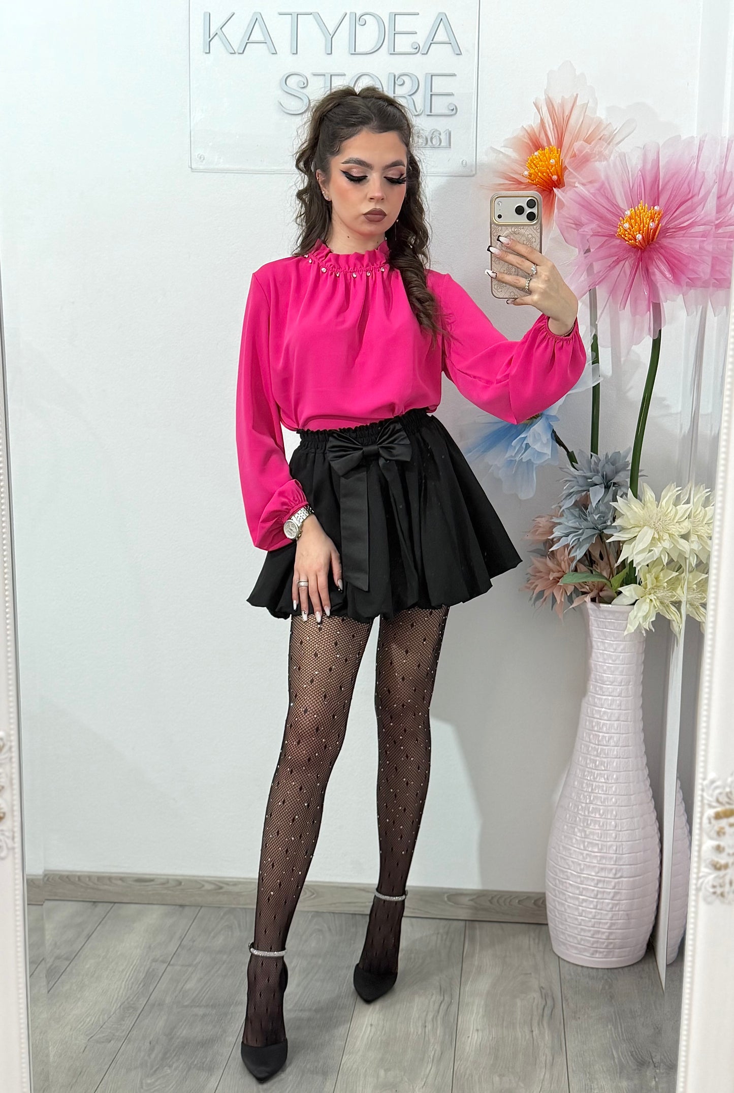 Bluză elegantă damă  cu guler înalt decorat cu aplicații și mâneci bufante