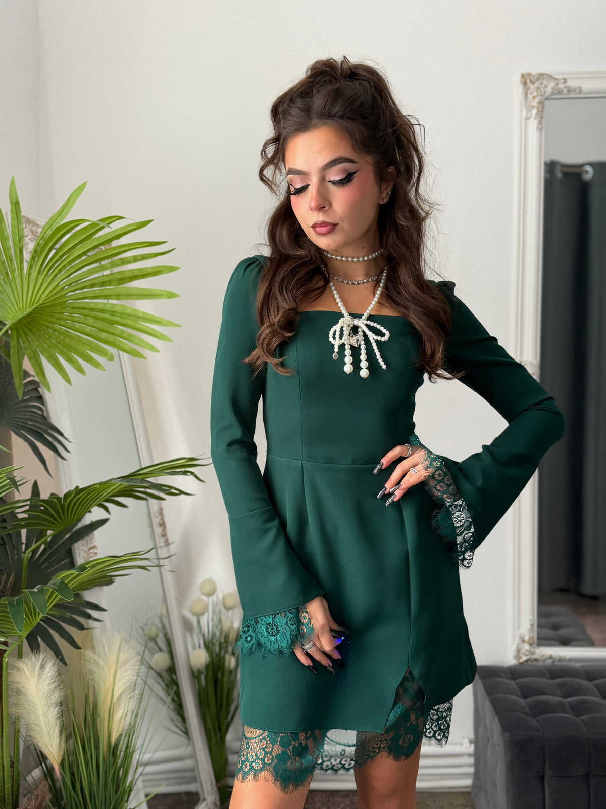 Rochie Amara – verde cu dantelă și mâneci evazate