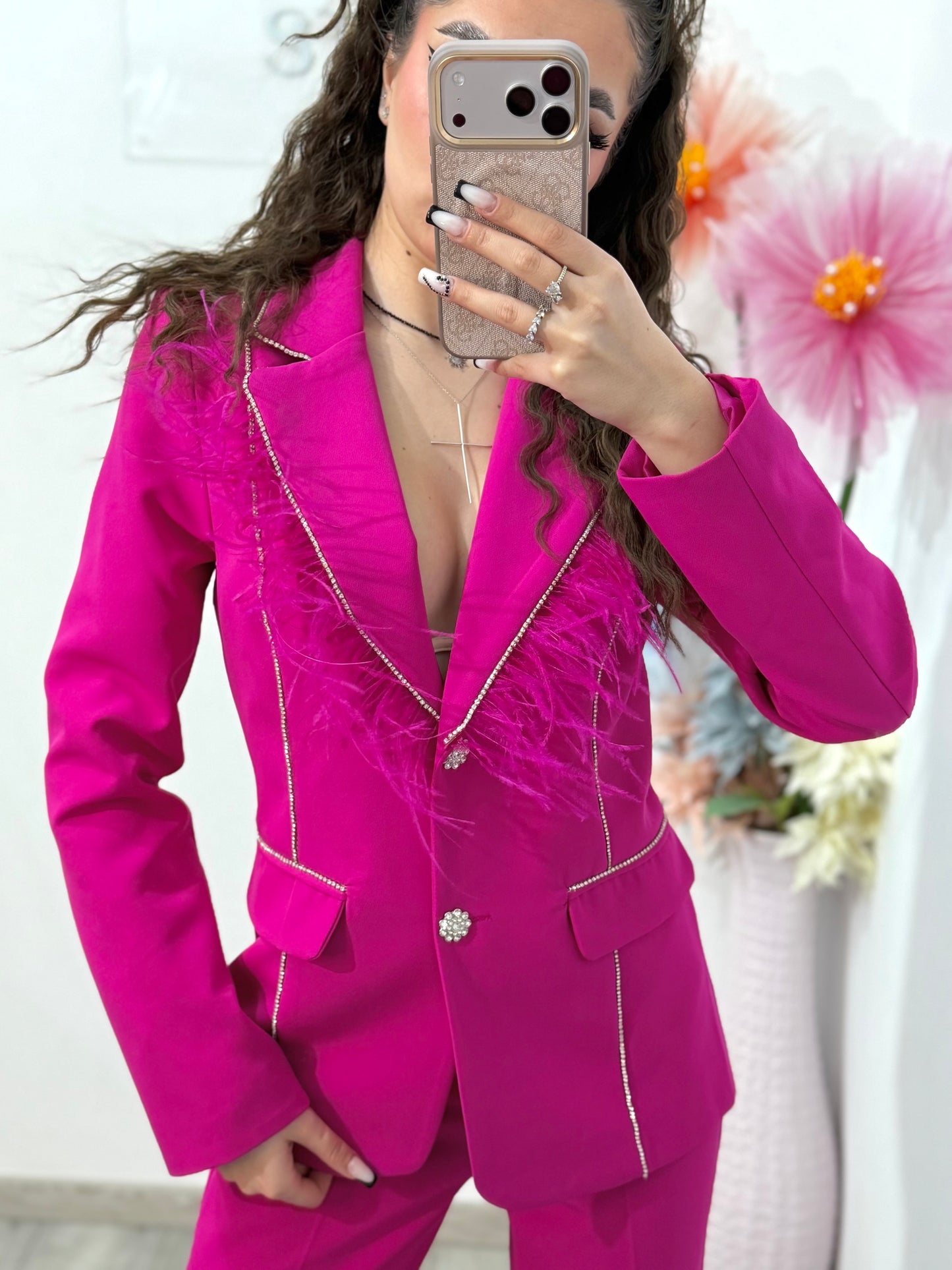 Costum elegant cu cristale și pene fucsia Carina