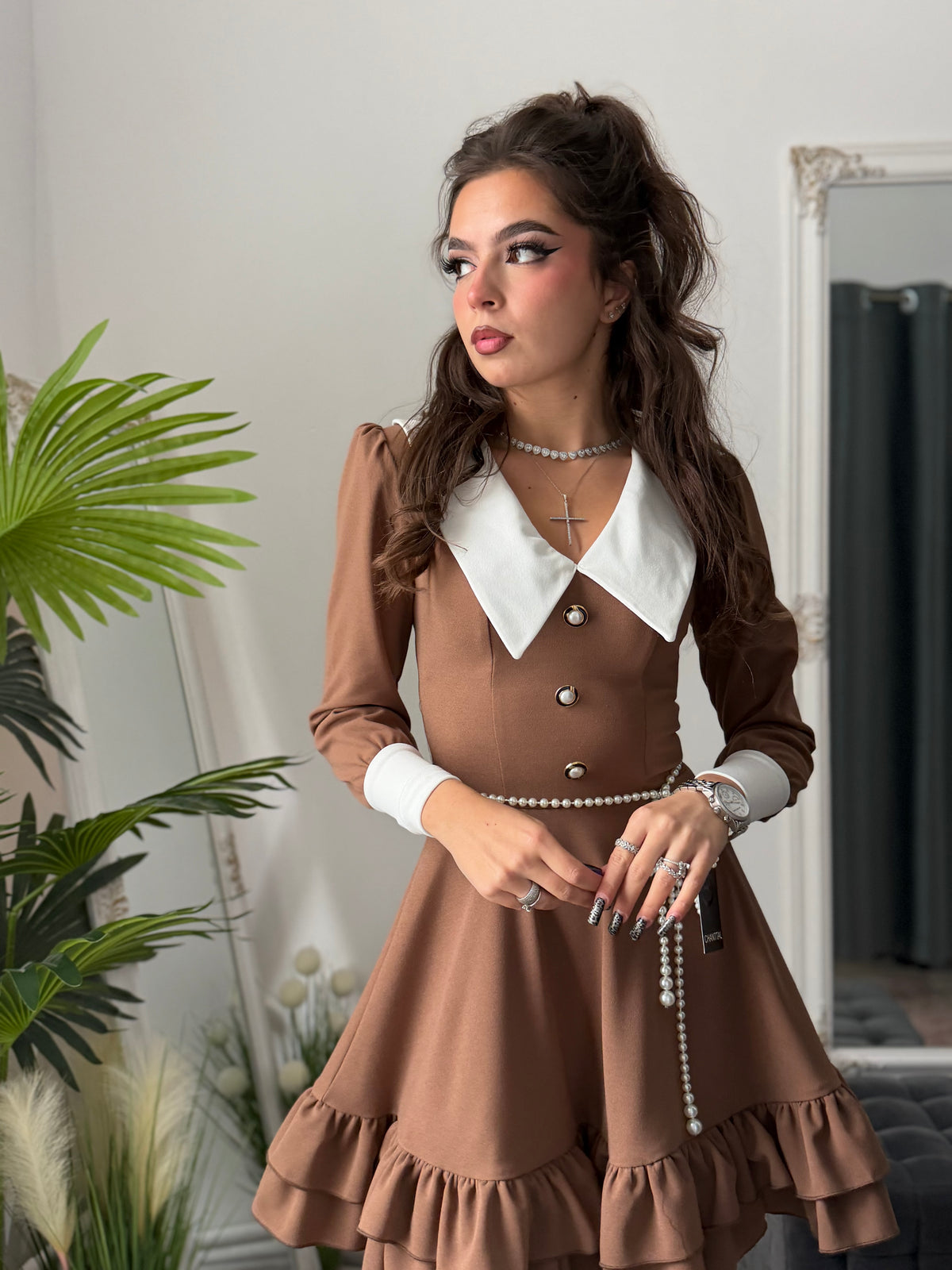 Rochie Amélie – caramel cu guler maxi