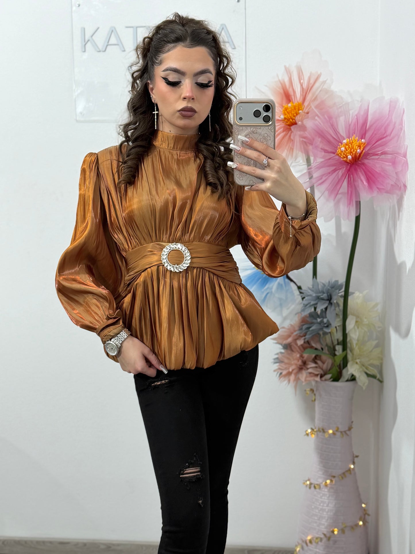 Cămașă elegantă din satin pentru femei, cu mâneci lungi și talie marcată BROWN