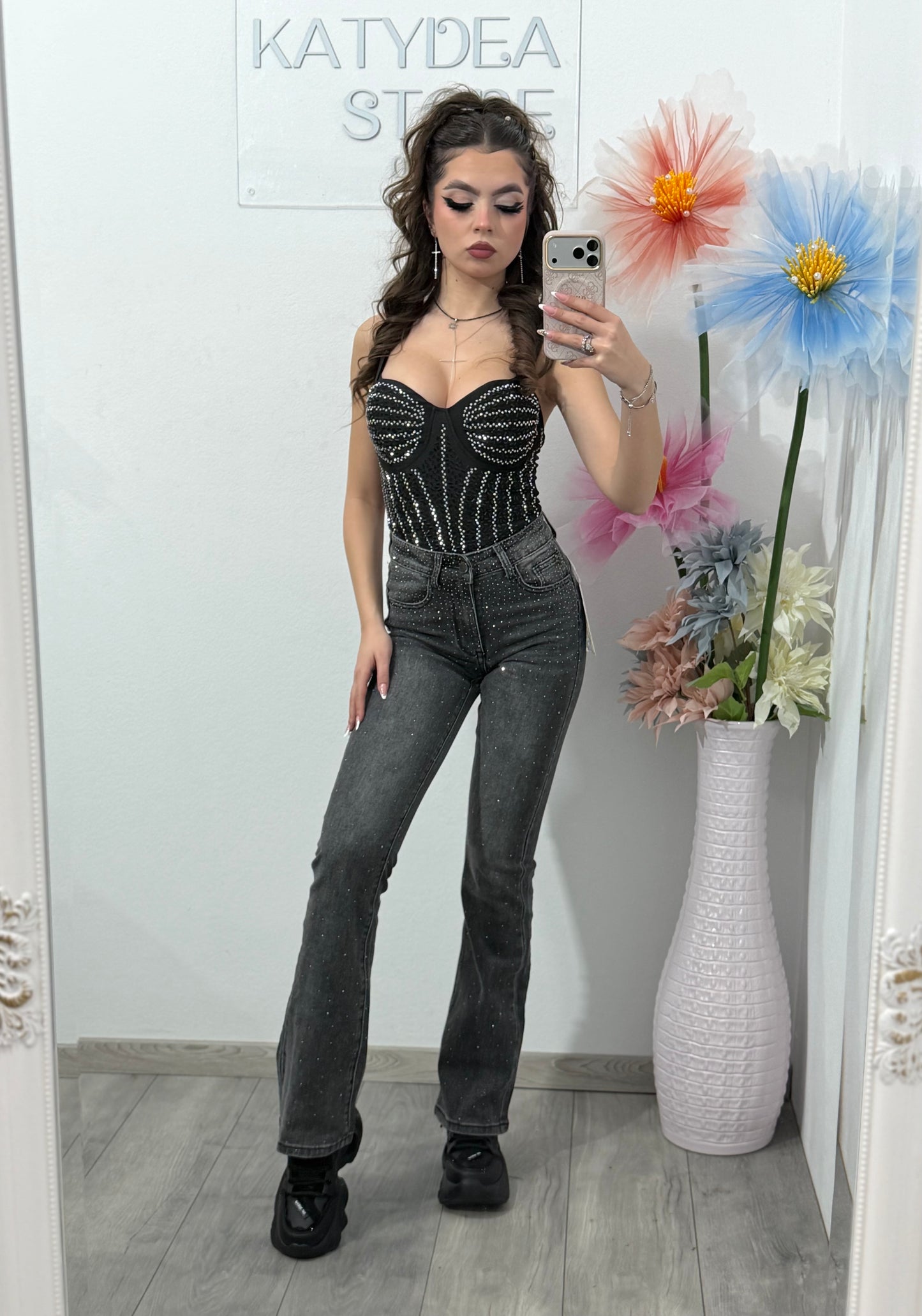 Jeans evazați gri cu cristale ștanțate LARY