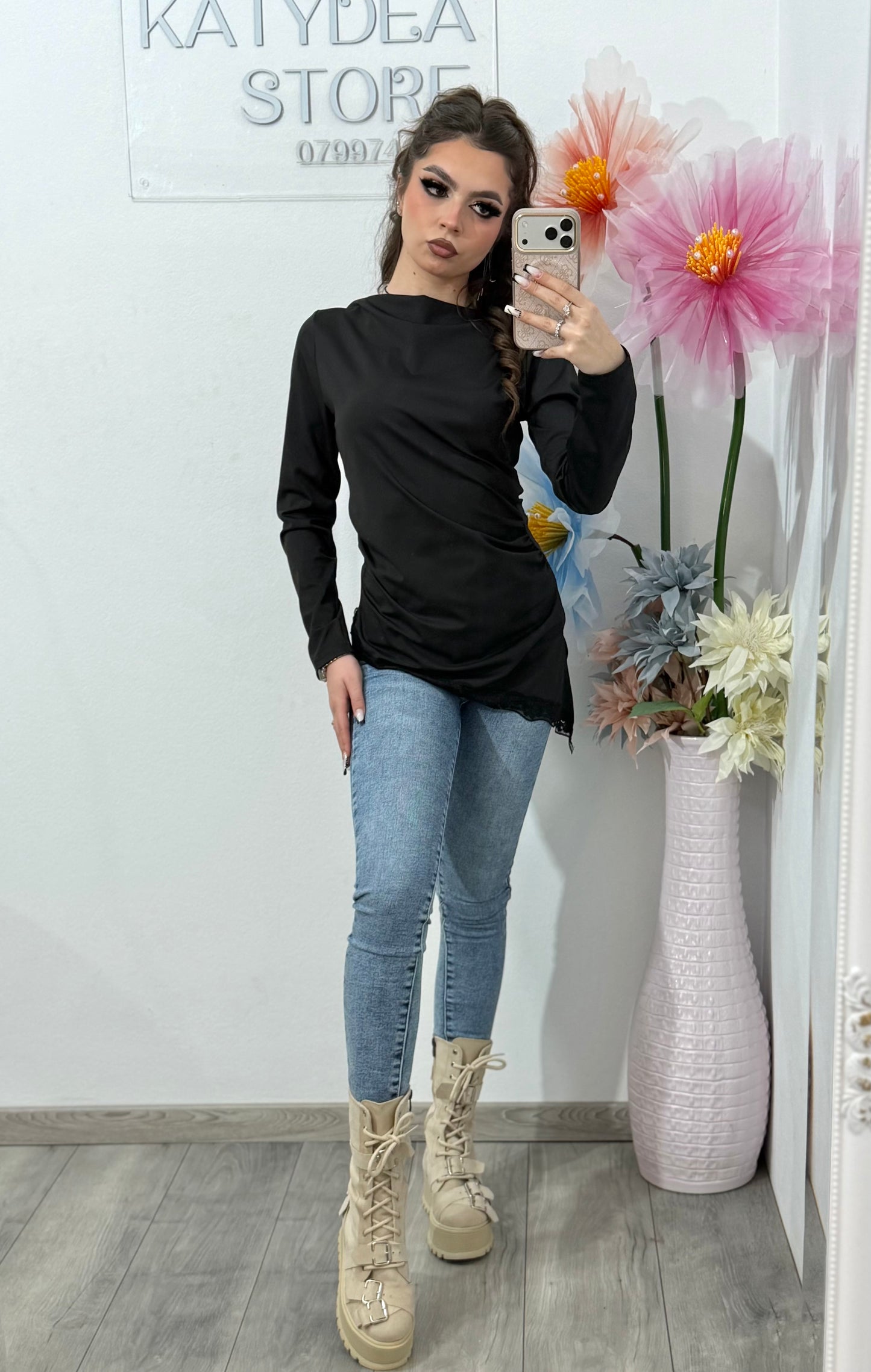 Bluză damă neagră asimetrică, mulată, cu mâneci lungi și detaliu dantelă – stil modern elegant