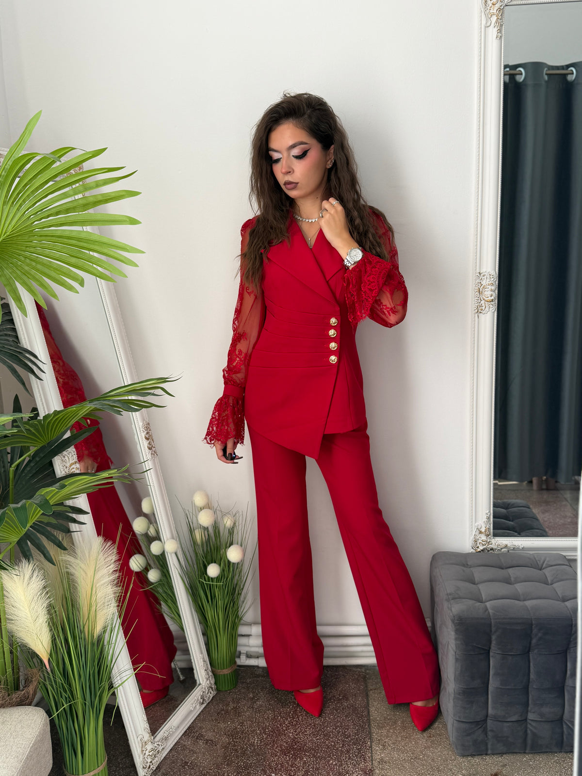 Costum elegant cu mânecă dantelată roșu