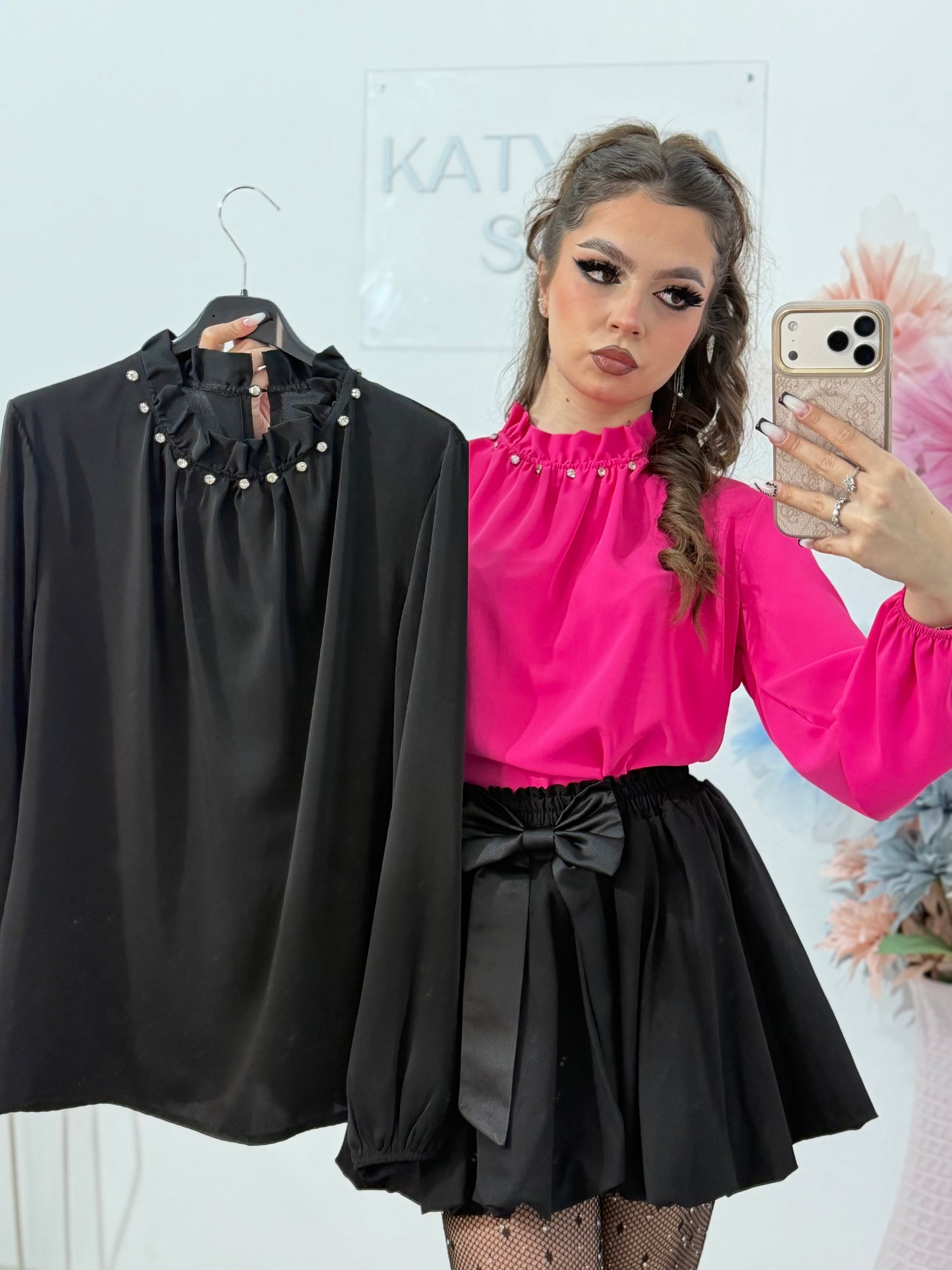 Bluză elegantă damă  cu guler înalt decorat cu aplicații și mâneci bufante