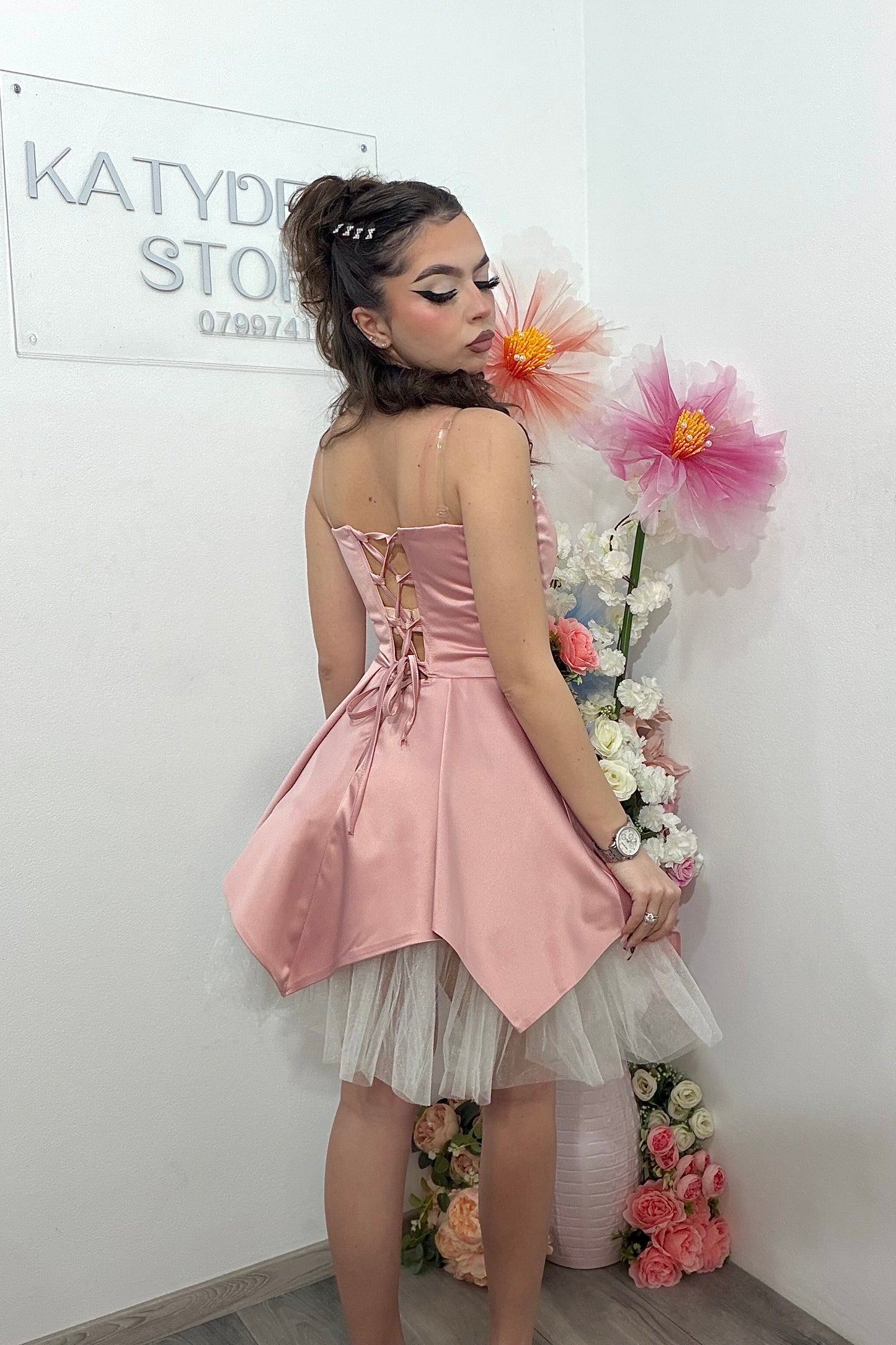 Rochie elegantă roz cu accente delicate și moderne Delice