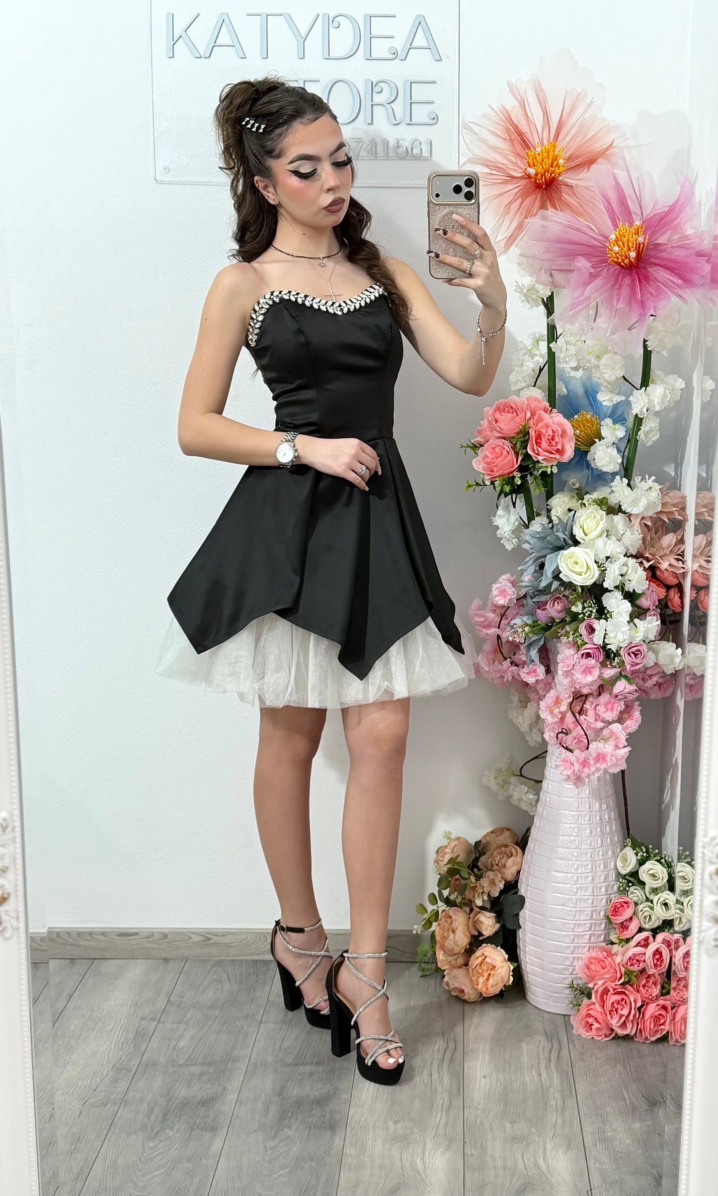 Rochie elegantă neagra cu accente delicate și moderne Delice