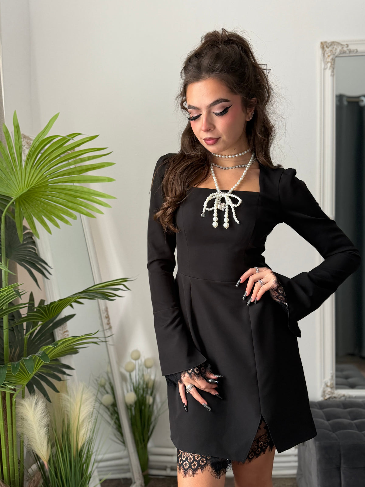 Rochie Amara – neagra cu dantelă și mâneci evazate