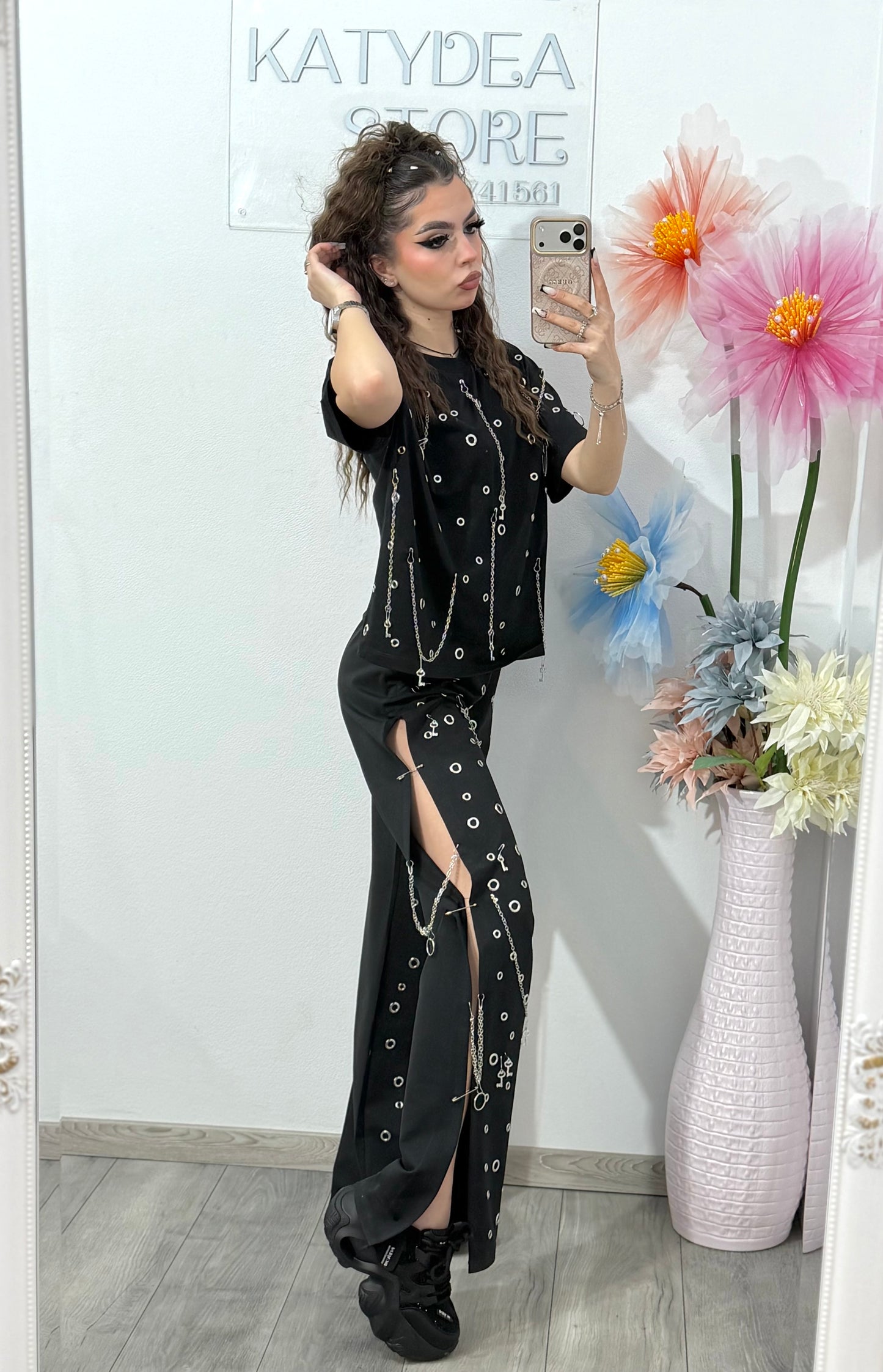 Compleu negru cu detalii argintii și cu bolduri FREYA