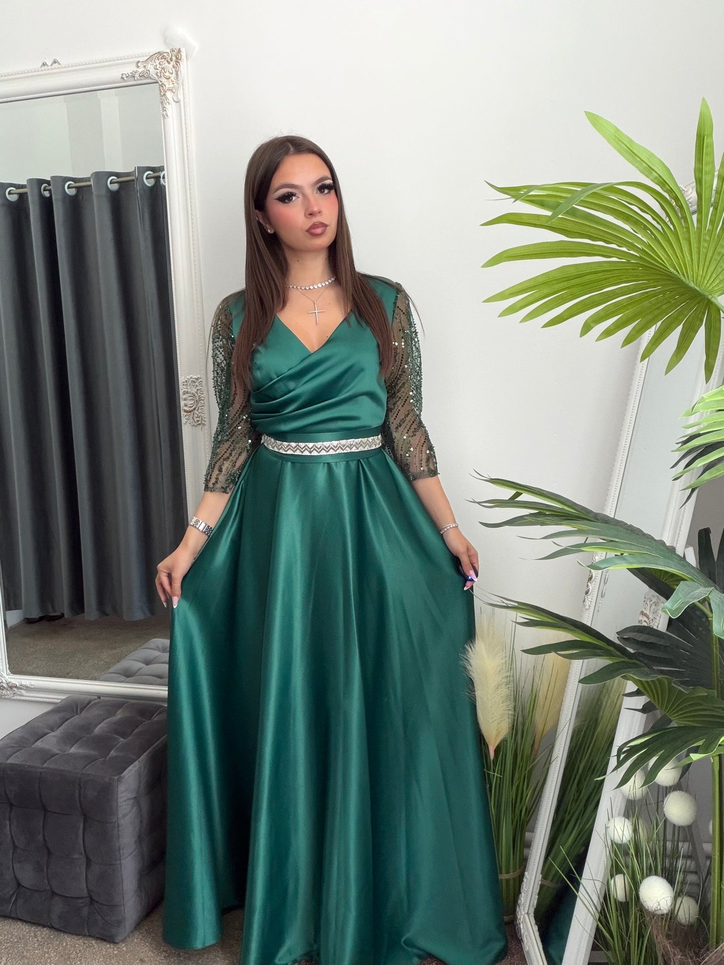 Rochie lunga eleganta din tafta verde smarald si maneci din dantela brodata Adria