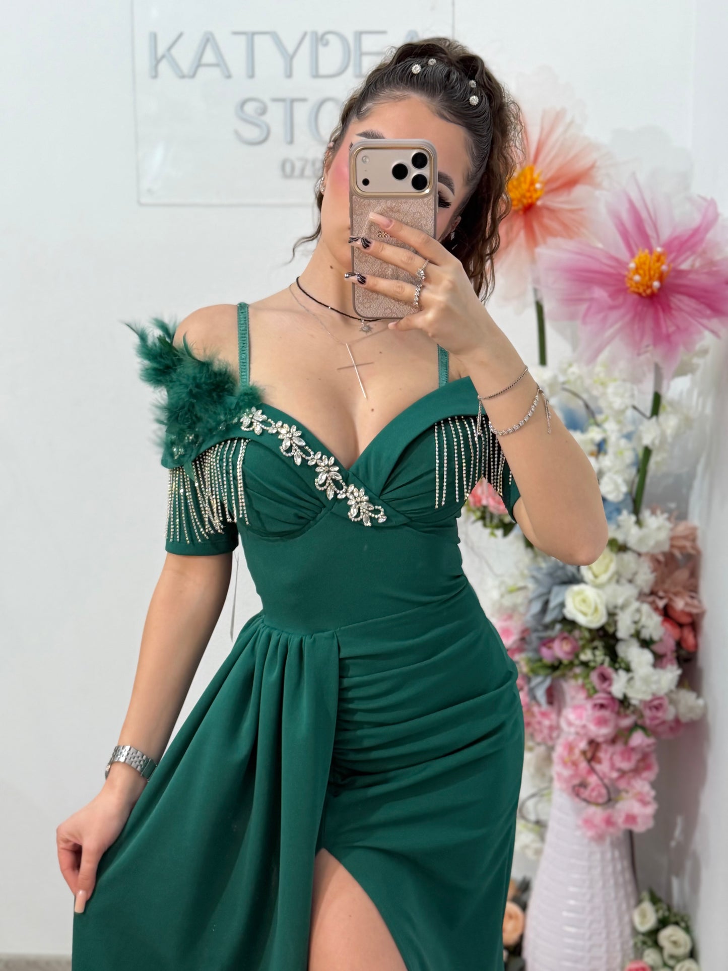 Rochie elegantă off-shoulder cu slit și detalii luxury verde