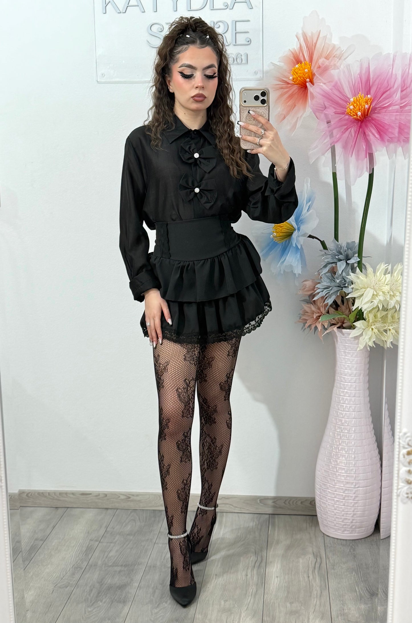 Cămașă elegantă neagră satinată, cu funde decorative – stil feminin și rafinat