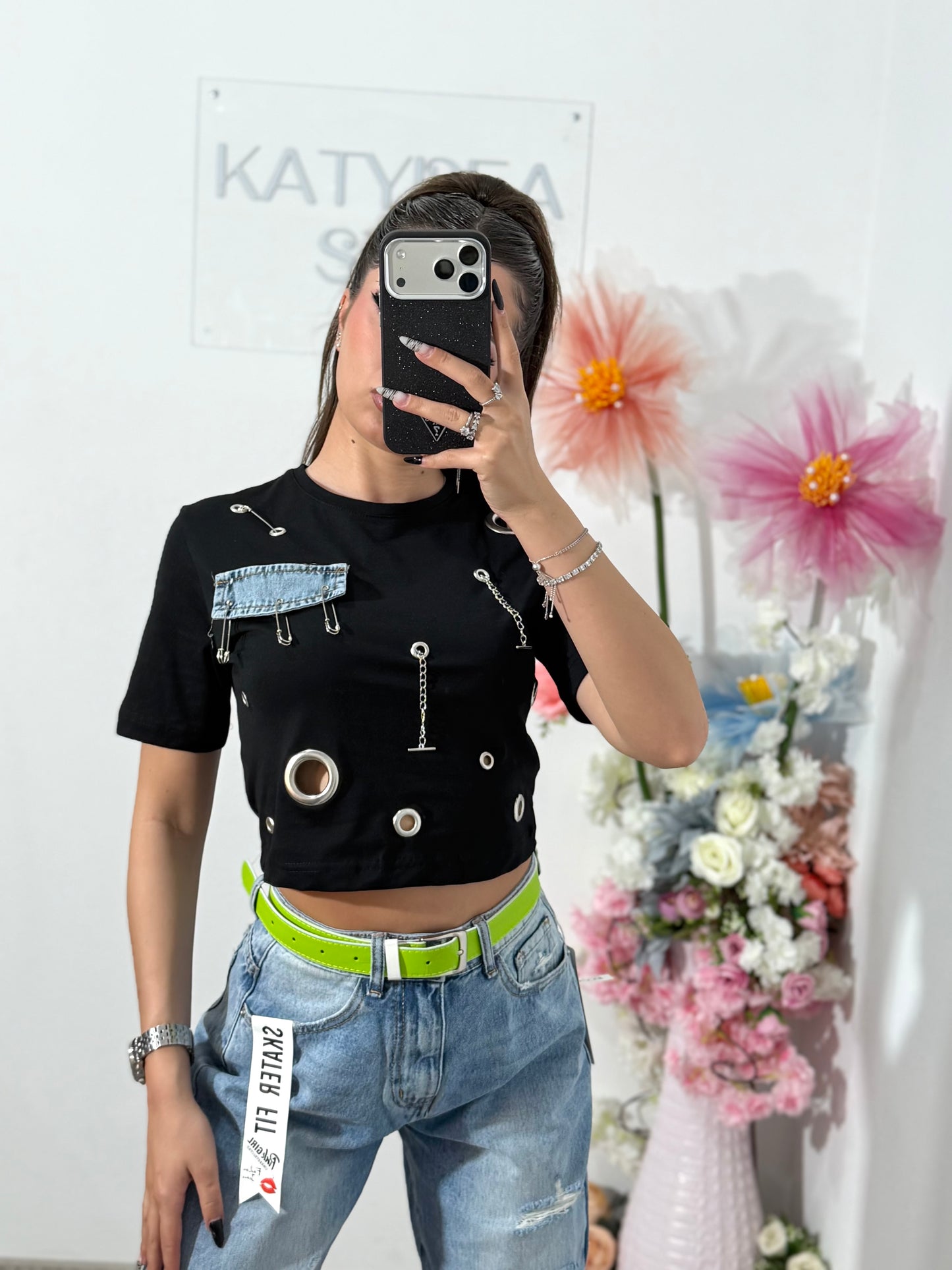 Tricou crop cu denim & lănțișoare negru